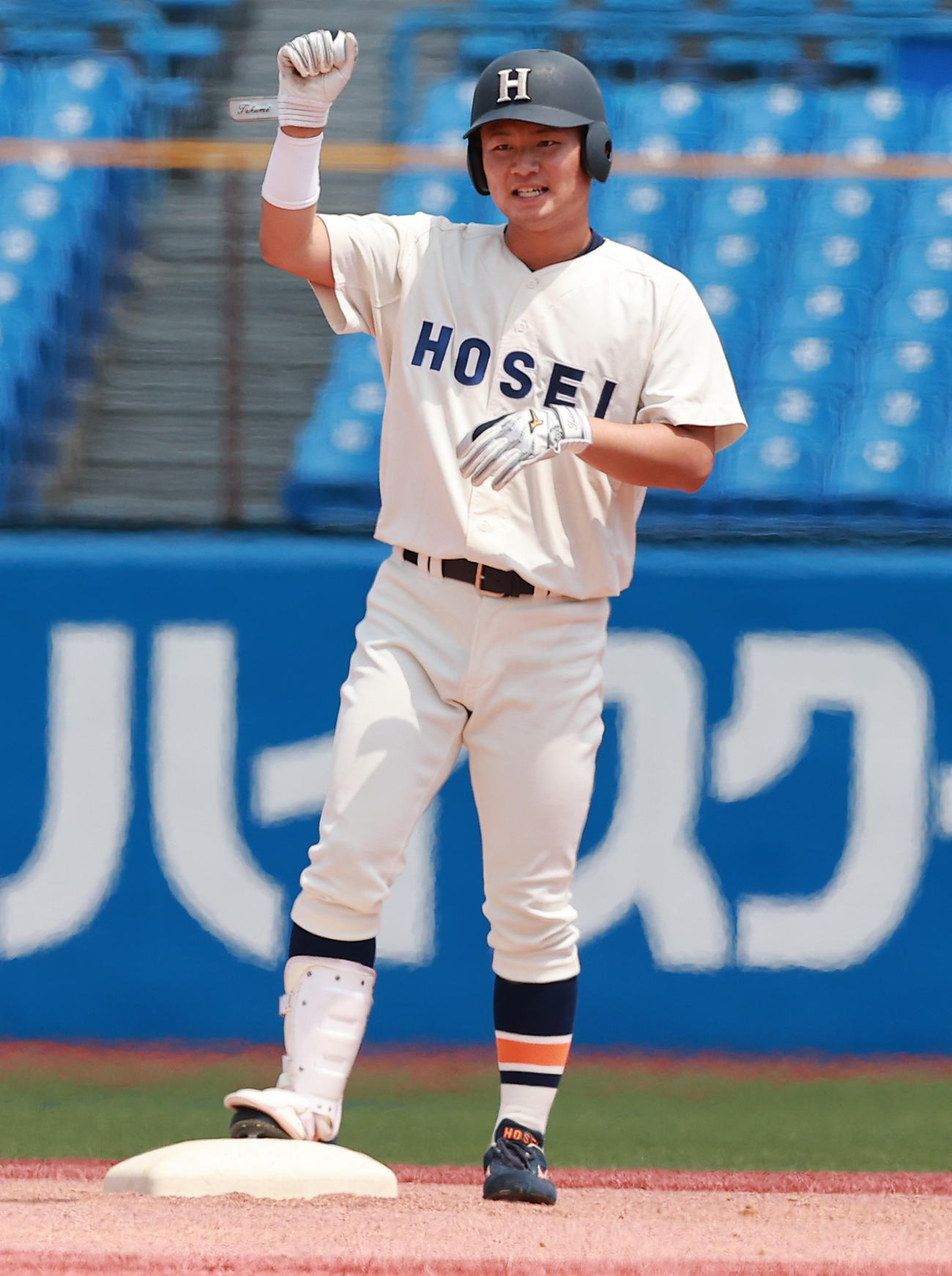 法大対立大　6回表法大1死、左二塁打を放ちガッツポーズの浦（撮影・野上伸悟）