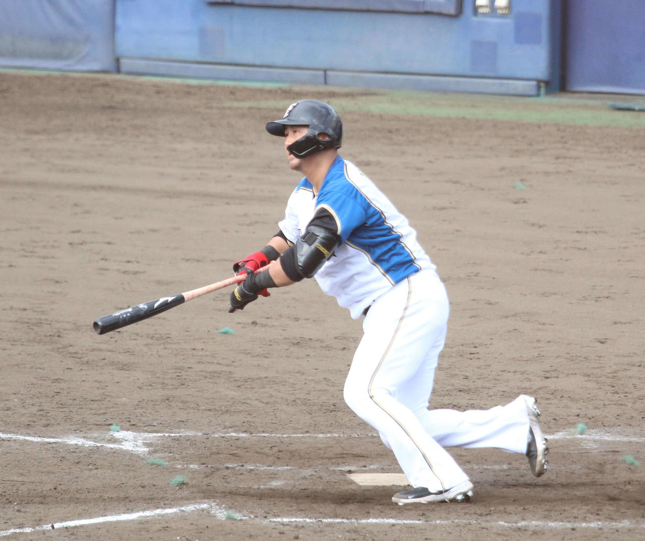 イースタン・リーグ　日本ハム対巨人　8回裏無死　左前打を放つ日本ハム中田（撮影・木下大輔）