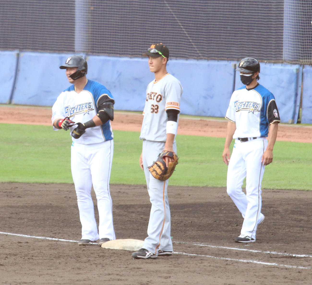 イースタン・リーグ　日本ハム対巨人　8回裏無死　左前打を放つ日本ハム中田。一塁手は巨人秋広、コーチャーは城石2軍内野守備コーチ（撮影・木下大輔）
