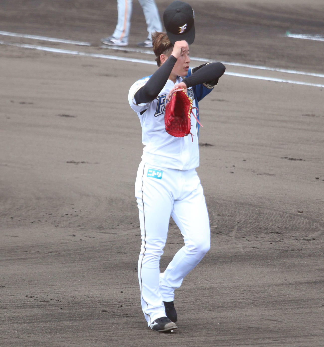 イースタン・リーグ　日本ハム対巨人　1回に5失点した先発の日本ハム吉田（撮影・木下大輔）