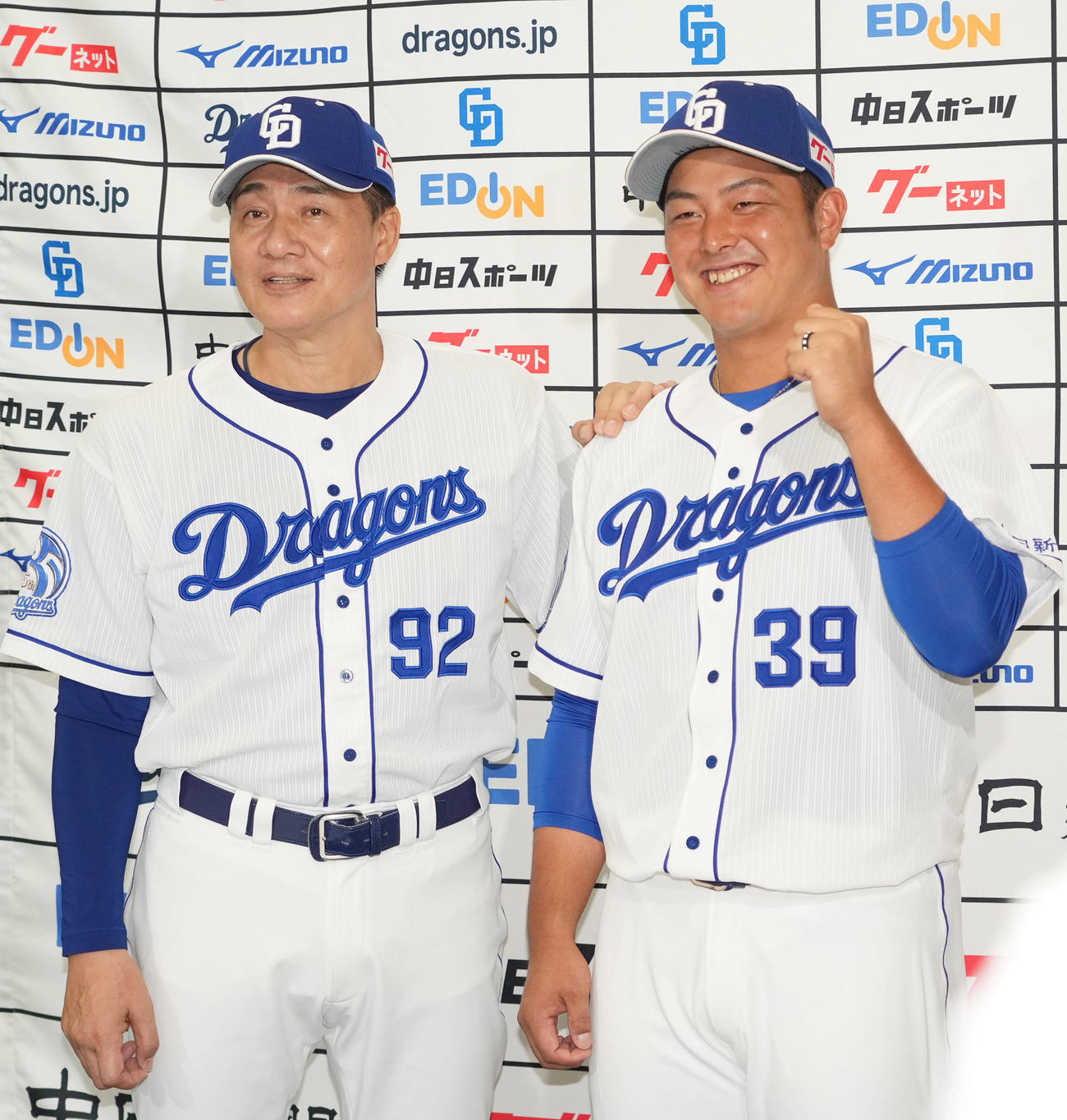 中日対ロッテ　試合前、支配下登録され会見を行った後、与田監督（左）とポーズを決める山下（右）（撮影・森本幸一）
