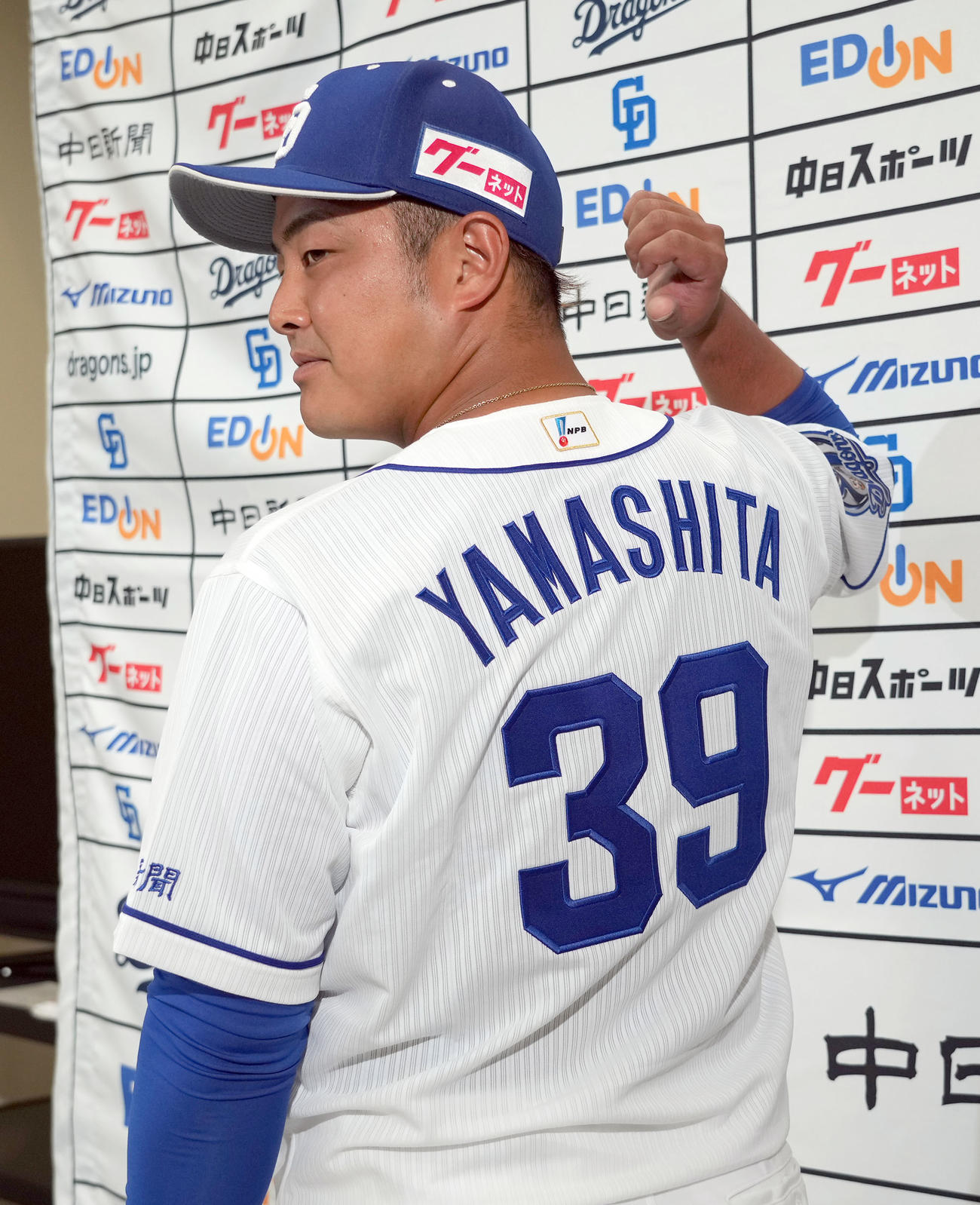 中日対ロッテ　試合前、支配下登録され会見を行い背番号「39」を披露する山下（撮影・森本幸一）