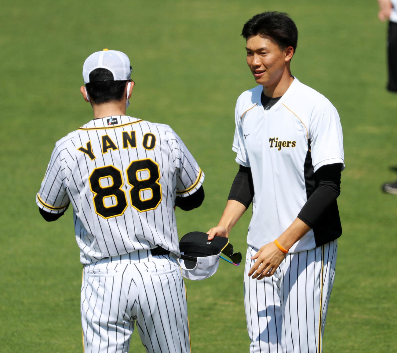阪神対オリックス　矢野監督（左）にあいさつする湯浅（撮影・加藤哉）