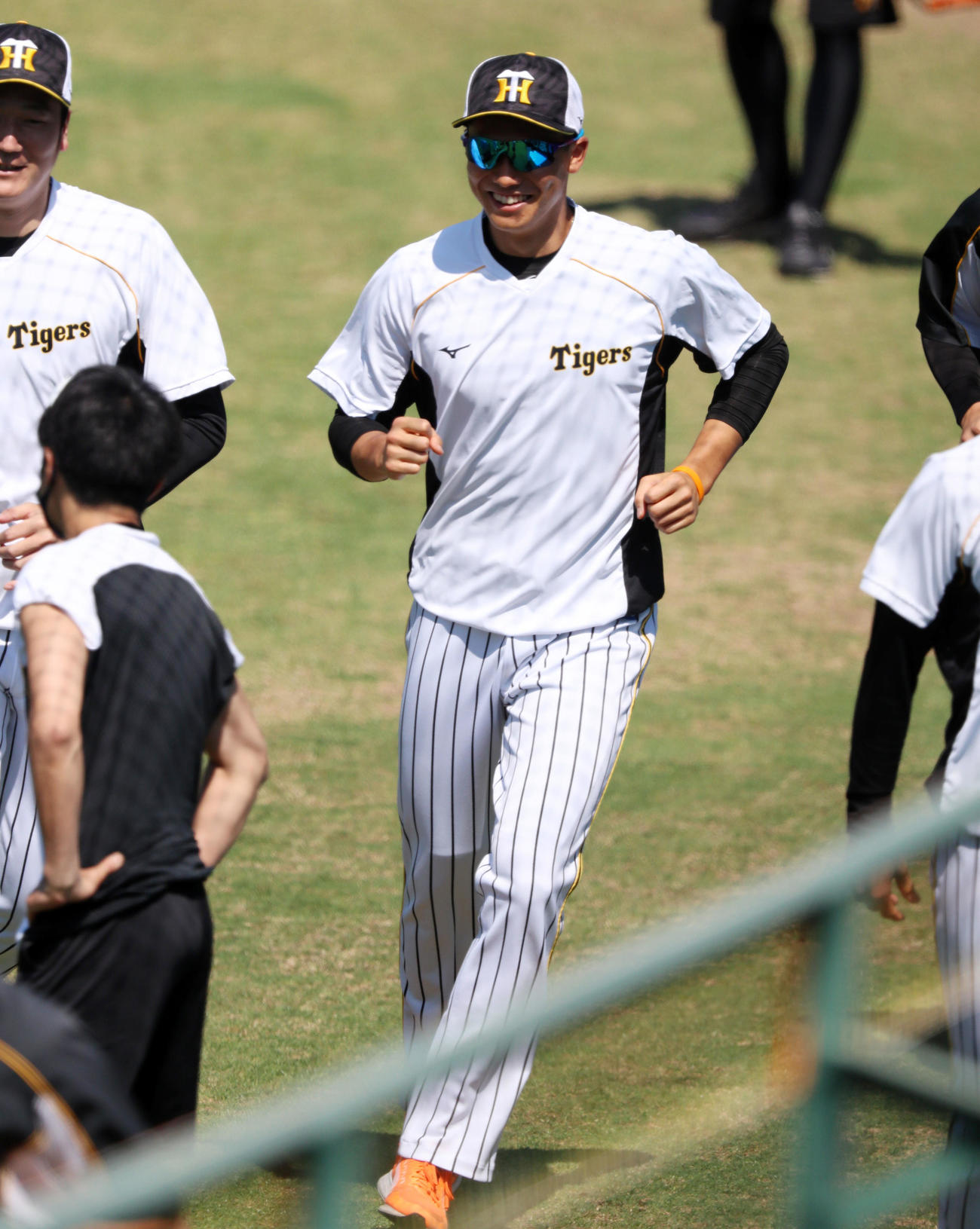 阪神対オリックス　外野をランニングする湯浅（撮影・加藤哉）