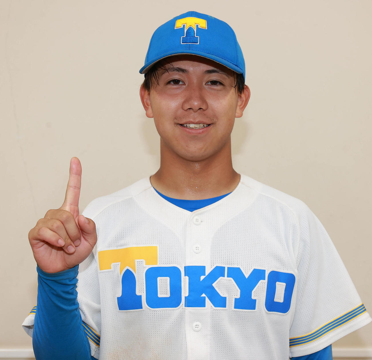 東大対早大　7回表に走者一掃適時二塁打を放った矢追。惜敗となったが、公式戦初安打には笑顔（撮影・野上伸悟）