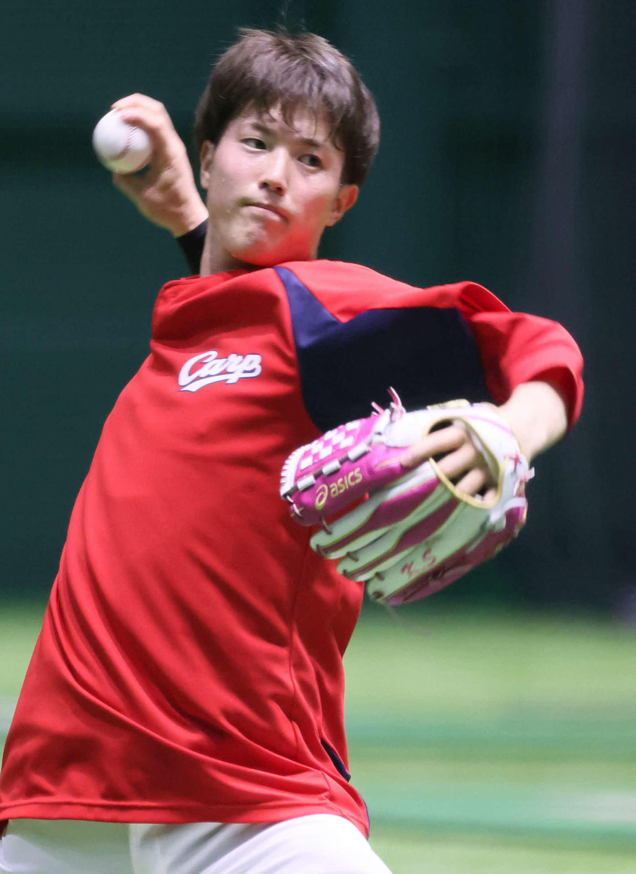 20日、キャッチボールする広島森下
