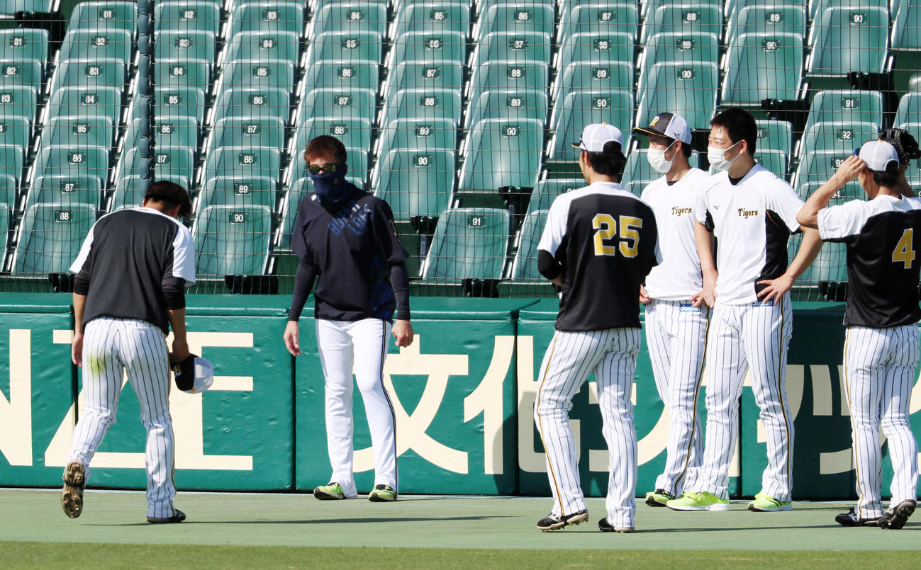 阪神対オリックス　古巣阪神の選手たちからあいさつを受ける能見（撮影・加藤哉）