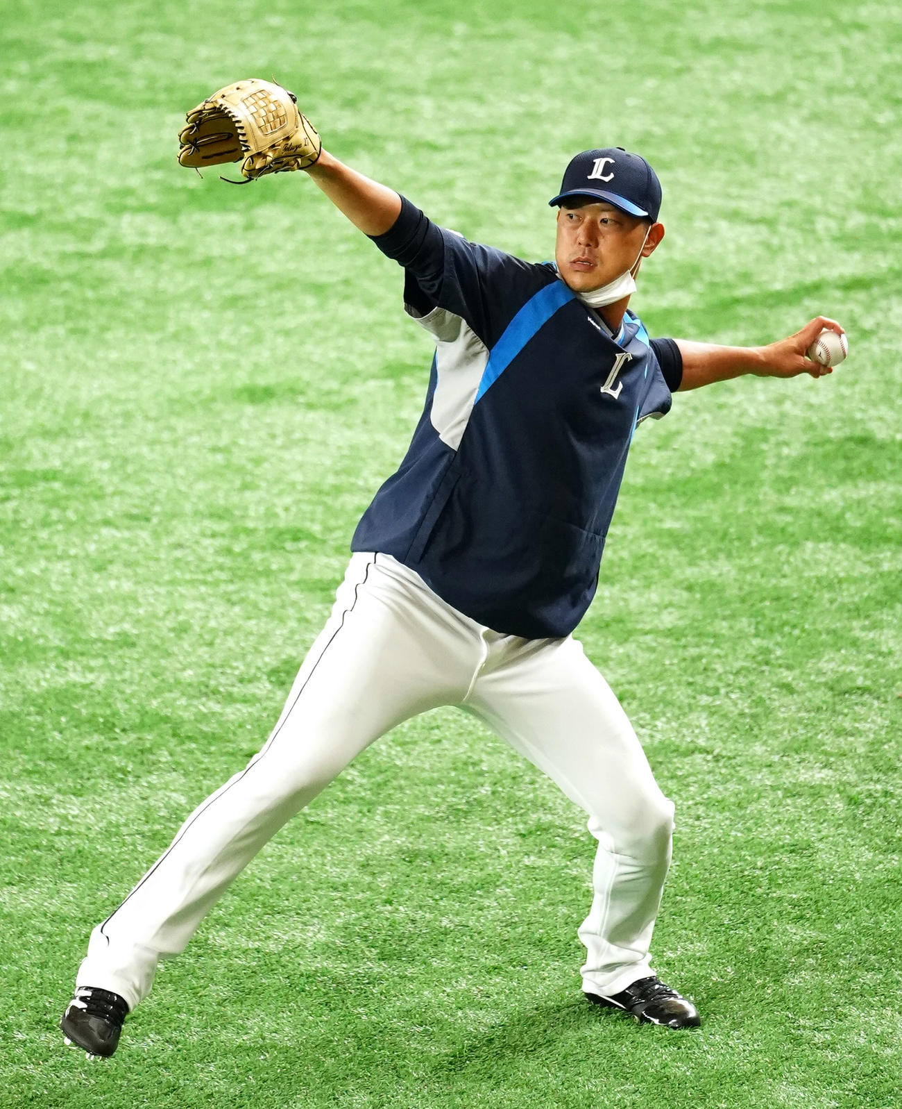 巨人対西武　試合前、キャッチボールで調整する西武内海（撮影・菅敏）