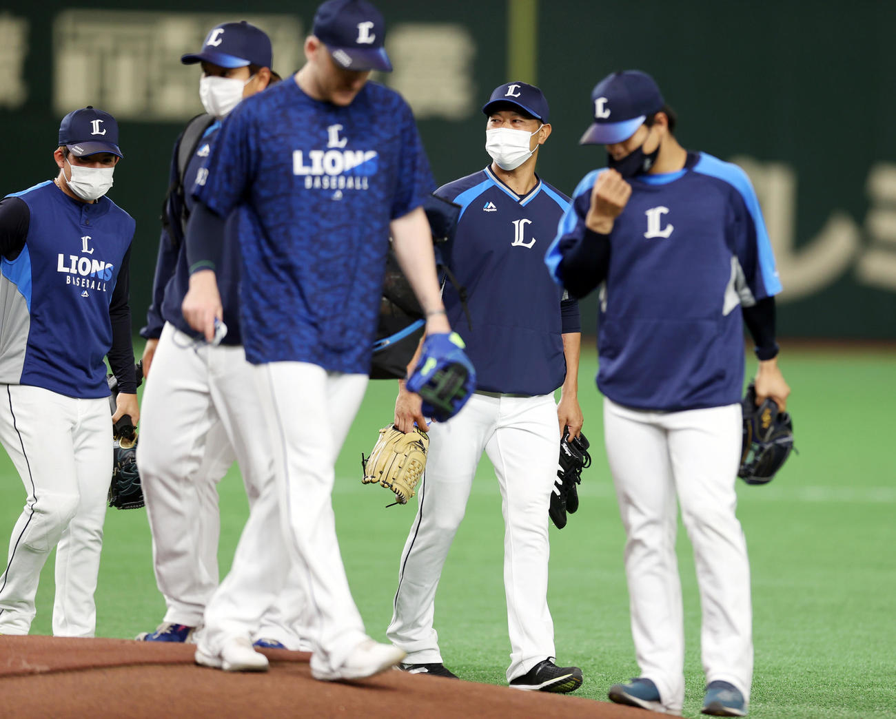 巨人対西武　試合前、西武の他の投手がマウンドに上がり、チェックする中、少し離れた位置で確認する内海（右から2人目）（撮影・狩俣裕三）