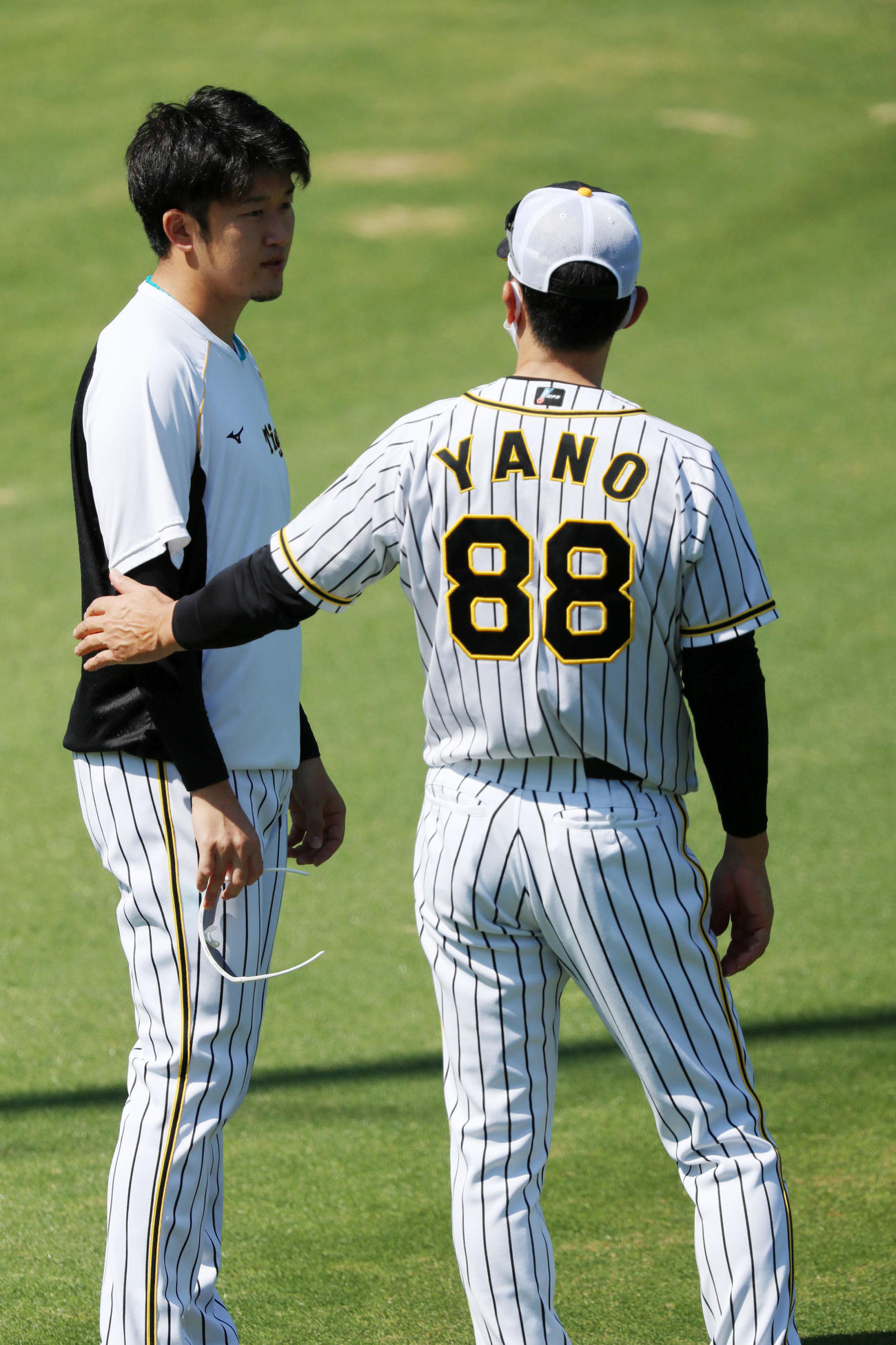 阪神対オリックス　矢野監督（右）から声を掛けられる岩貞（撮影・加藤哉）