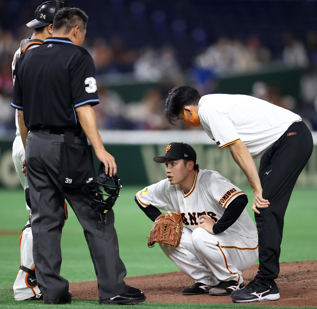 巨人対西武　3回表の前に、トレーナーが見守る中、マウンドで屈伸する巨人先発の高橋（撮影・狩俣裕三）