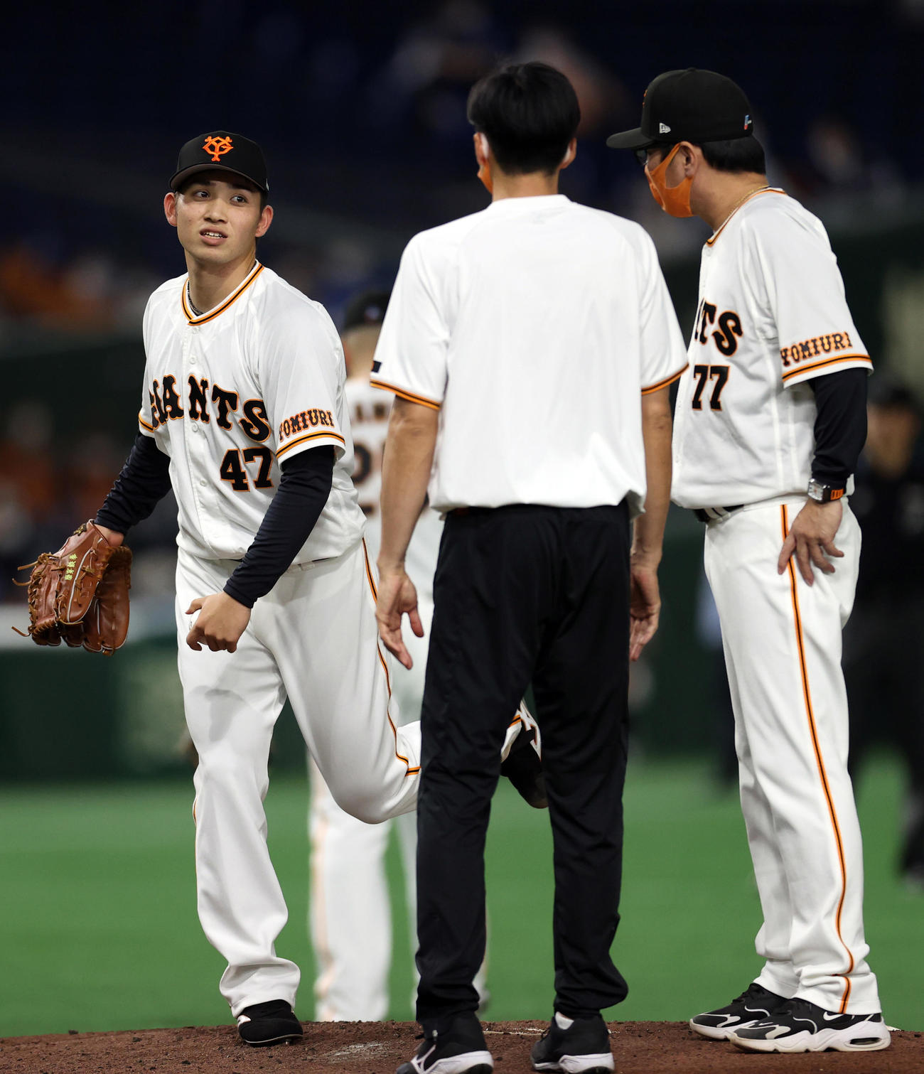 巨人対西武　3回表の前に、元木ヘッドコーチ（右）が見守る中、マウンドで足の調子を確認する巨人先発の高橋（撮影・狩俣裕三）