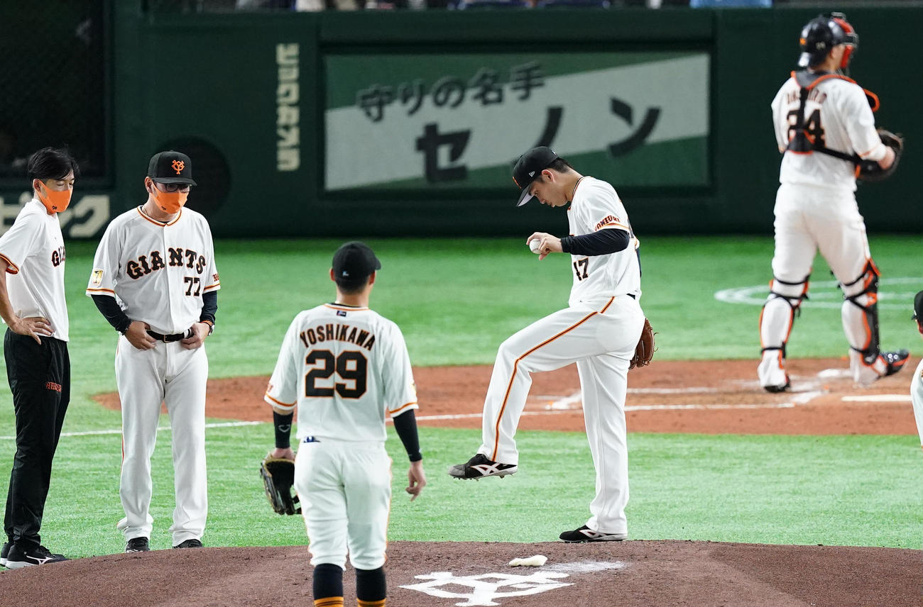 巨人対西武　3回、マウンドで元木コーチ（左から2人目）のチェックを受ける高橋（撮影・菅敏）