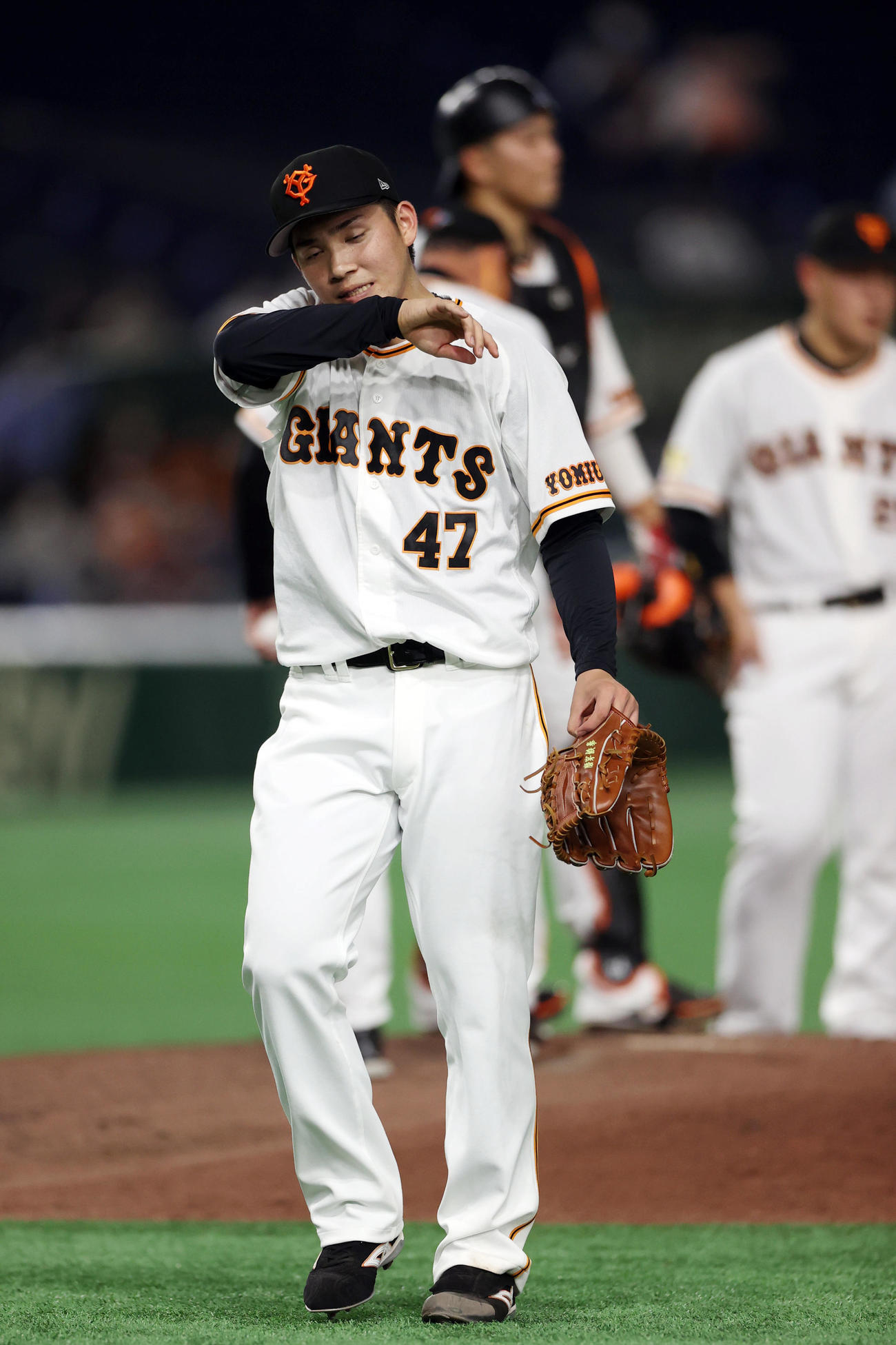 巨人対西武　4回表途中、降板する先発高橋（撮影・狩俣裕三）