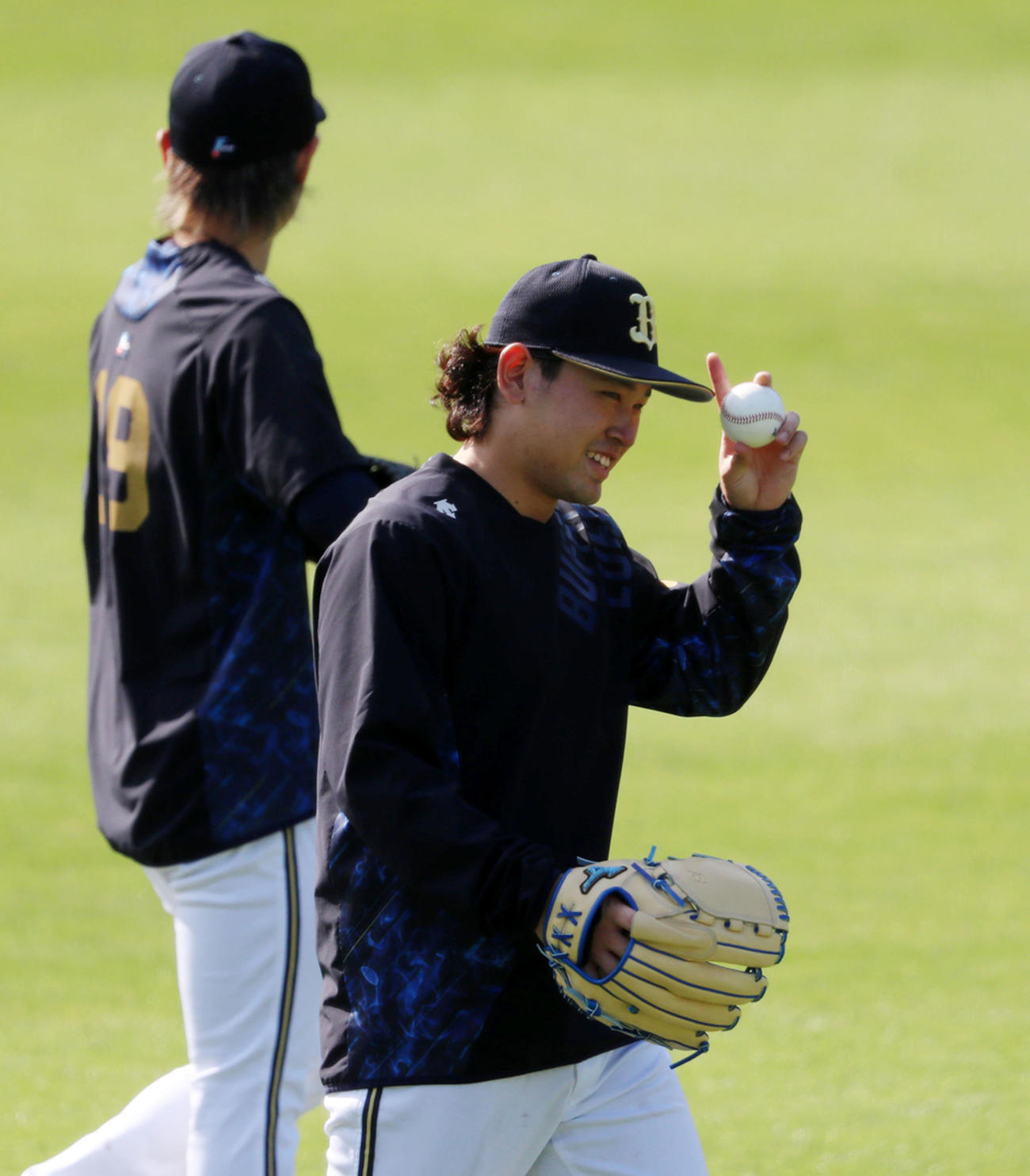 阪神対オリックス　笑顔を見せながらキャッチボールする宮城（撮影・加藤哉）