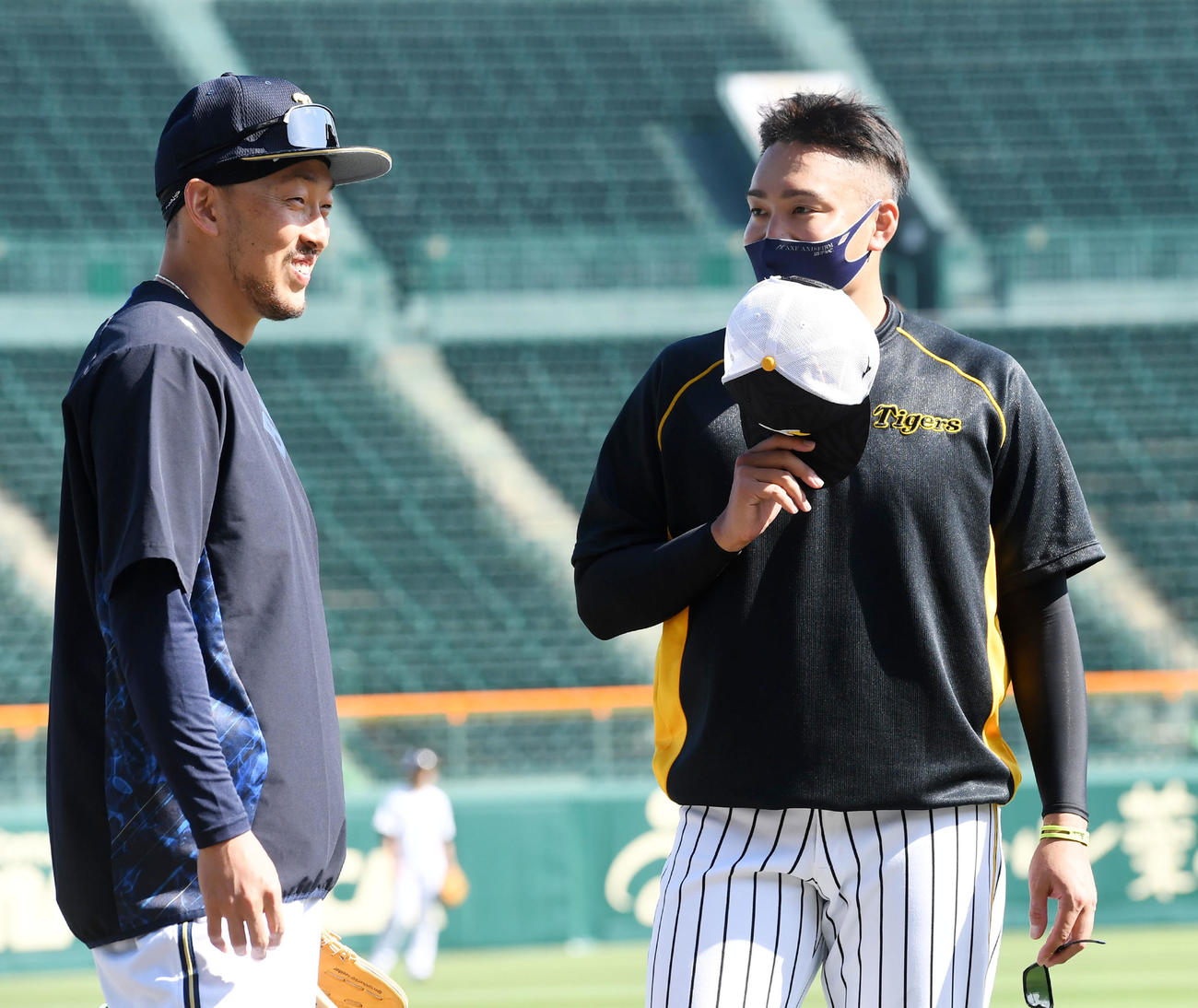 阪神対オリックス　練習中に笑顔で話す平野佳（左）と秋山（撮影・前岡正明）