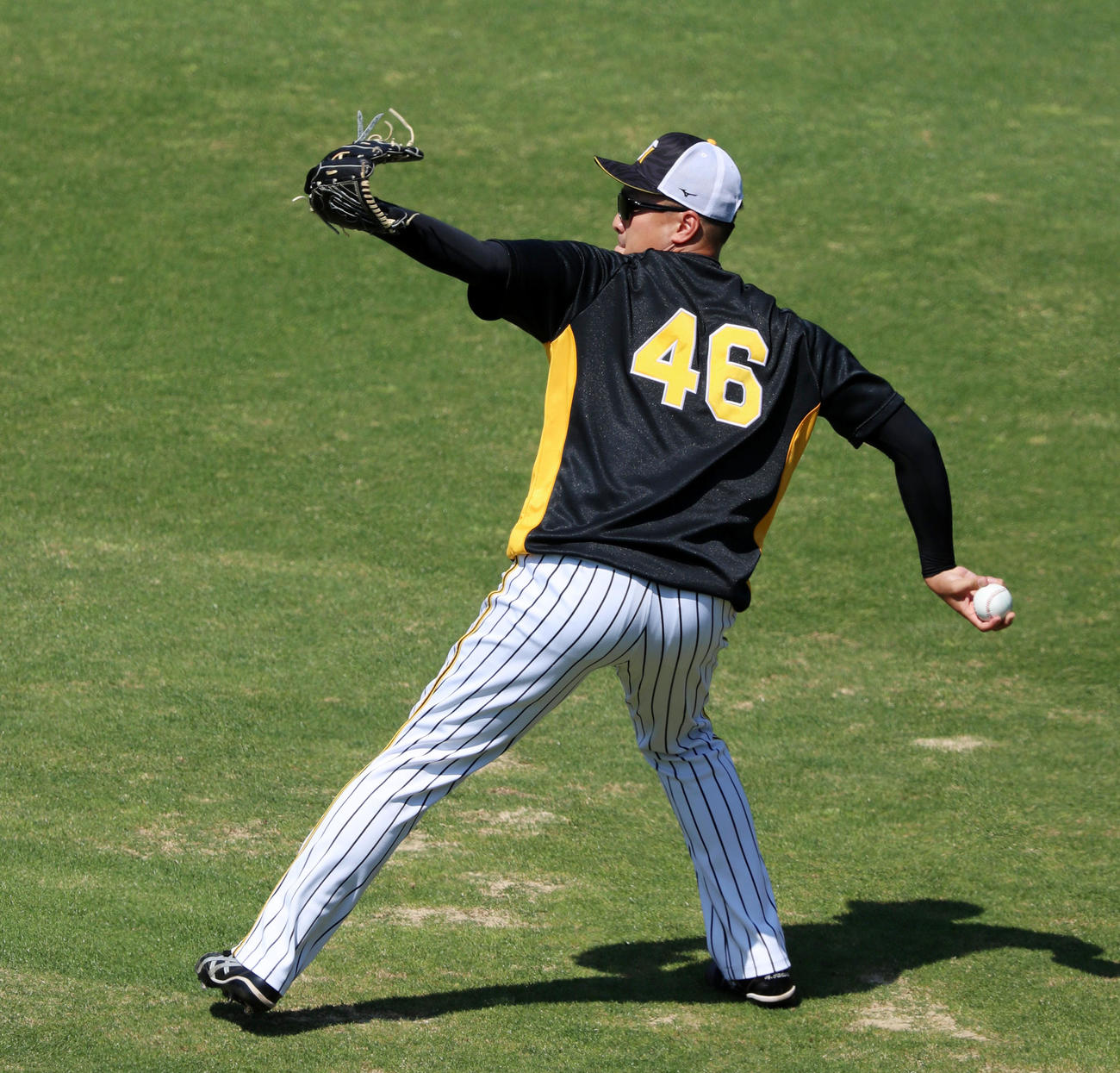 阪神対オリックス　練習でキャッチボールする秋山（撮影・加藤哉）
