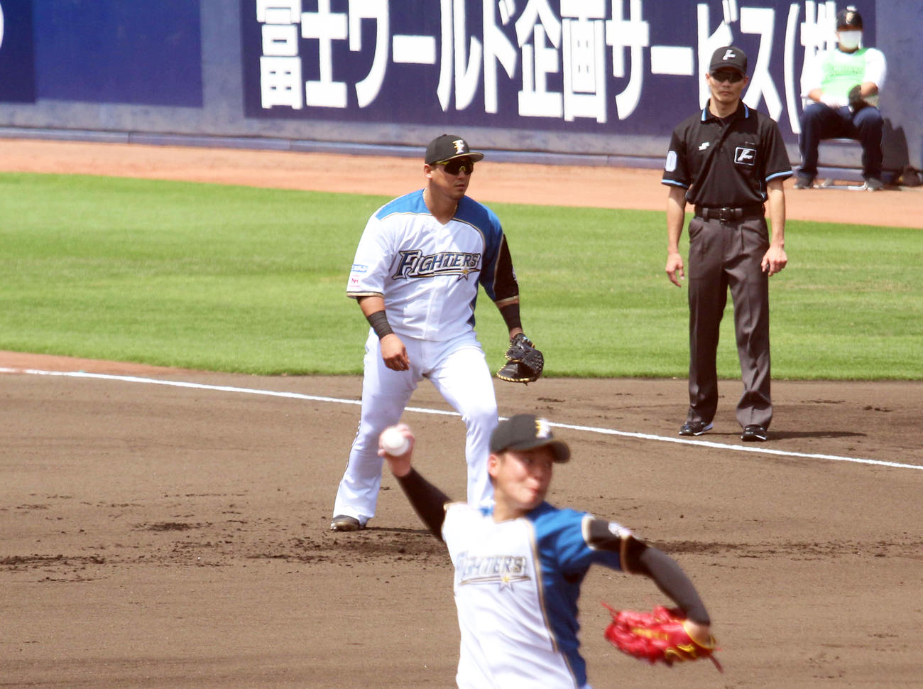 1回表、一塁守備に就く日本ハム中田。手前は吉田輝（撮影・木下大輔）