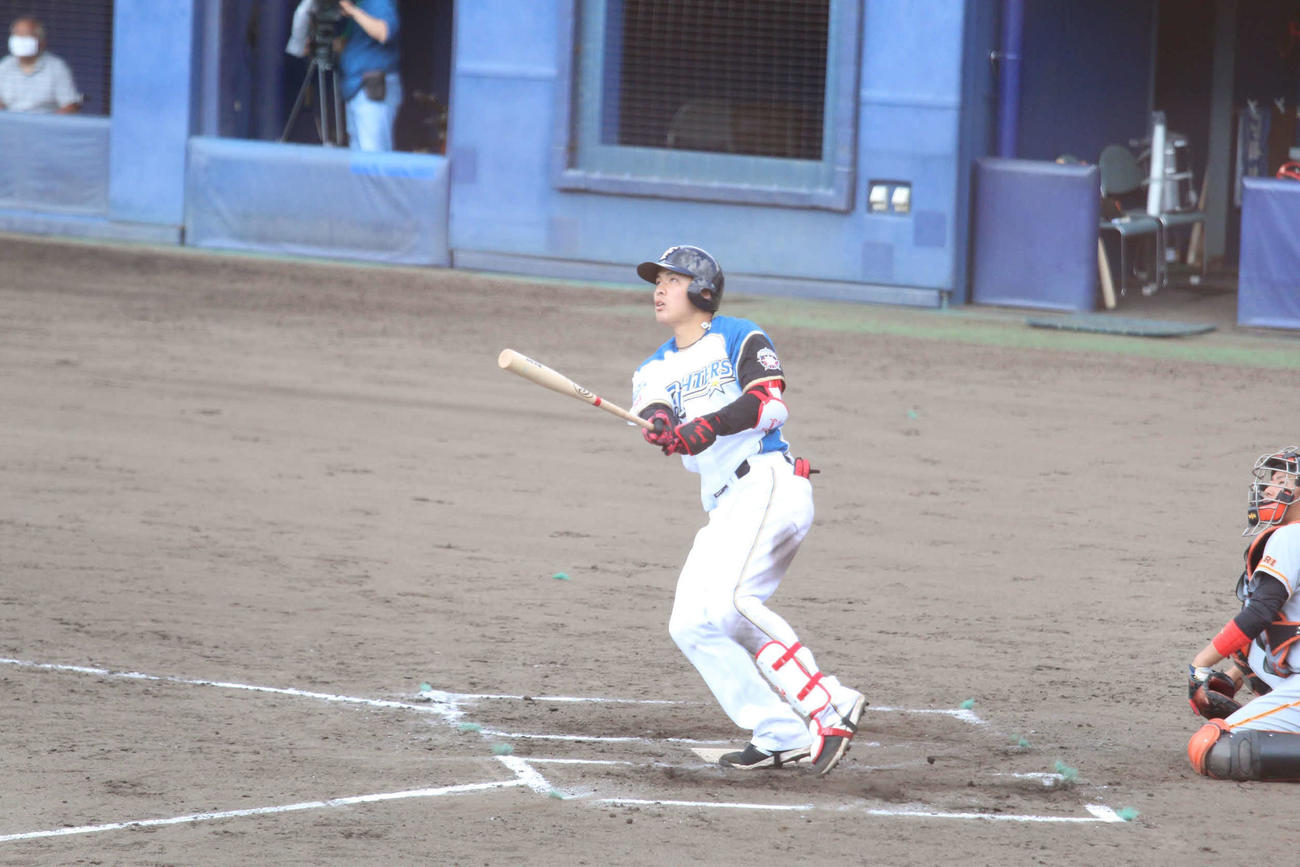 イースタン・リーグ　日本ハム対巨人　6回裏日本ハム無死一塁、左越えへ場外2ランを放つ野村（撮影・木下大輔）