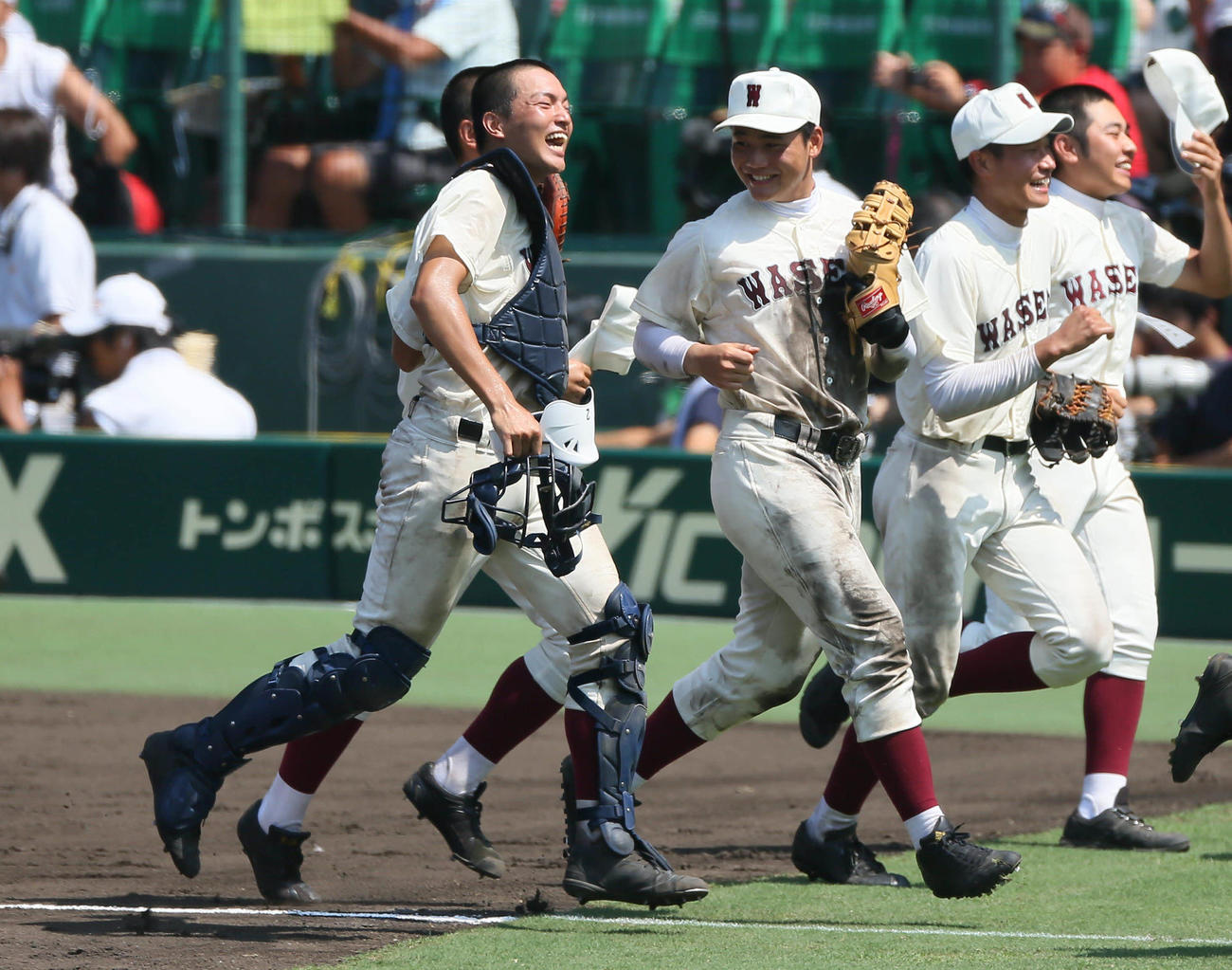 校歌を歌い笑顔で駆けだす早実・加藤雅樹（左）と清宮幸太郎（左から3人目）（2015年8月15日）