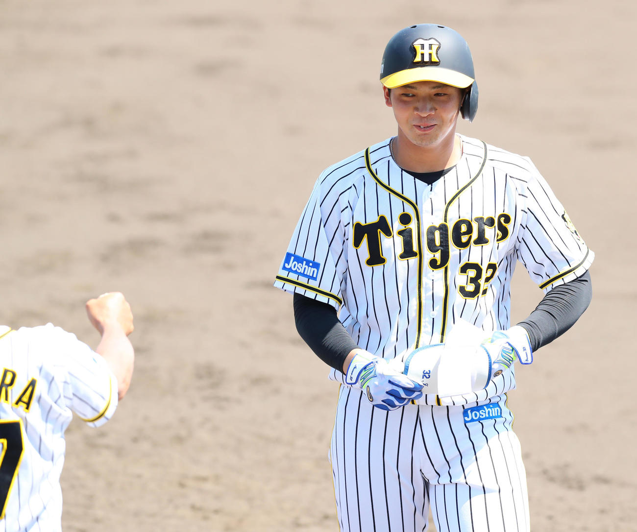 阪神井上広大は左前打を放ち笑顔を見せる（代表撮影）
