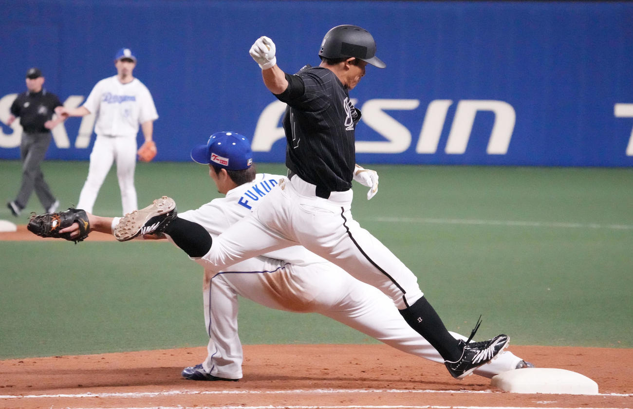 中日対ロッテ　9回表ロッテ2死、遊撃手三ツ俣の好守で一塁アウトとなる荻野（撮影・森本幸一）