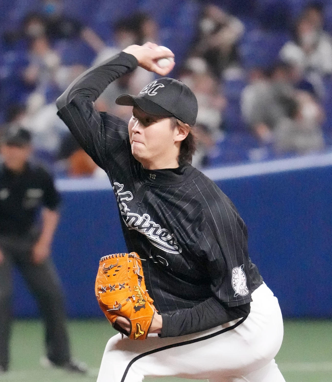 中日対ロッテ　4回裏、力投するロッテ先発の二木（撮影・森本幸一）