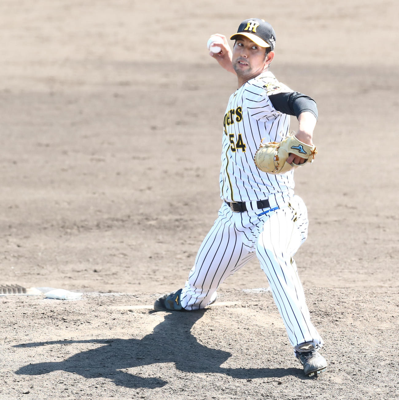 3番手で登板した阪神加治屋はオリックス・佐野皓大を3球三振に抑える（代表撮影）
