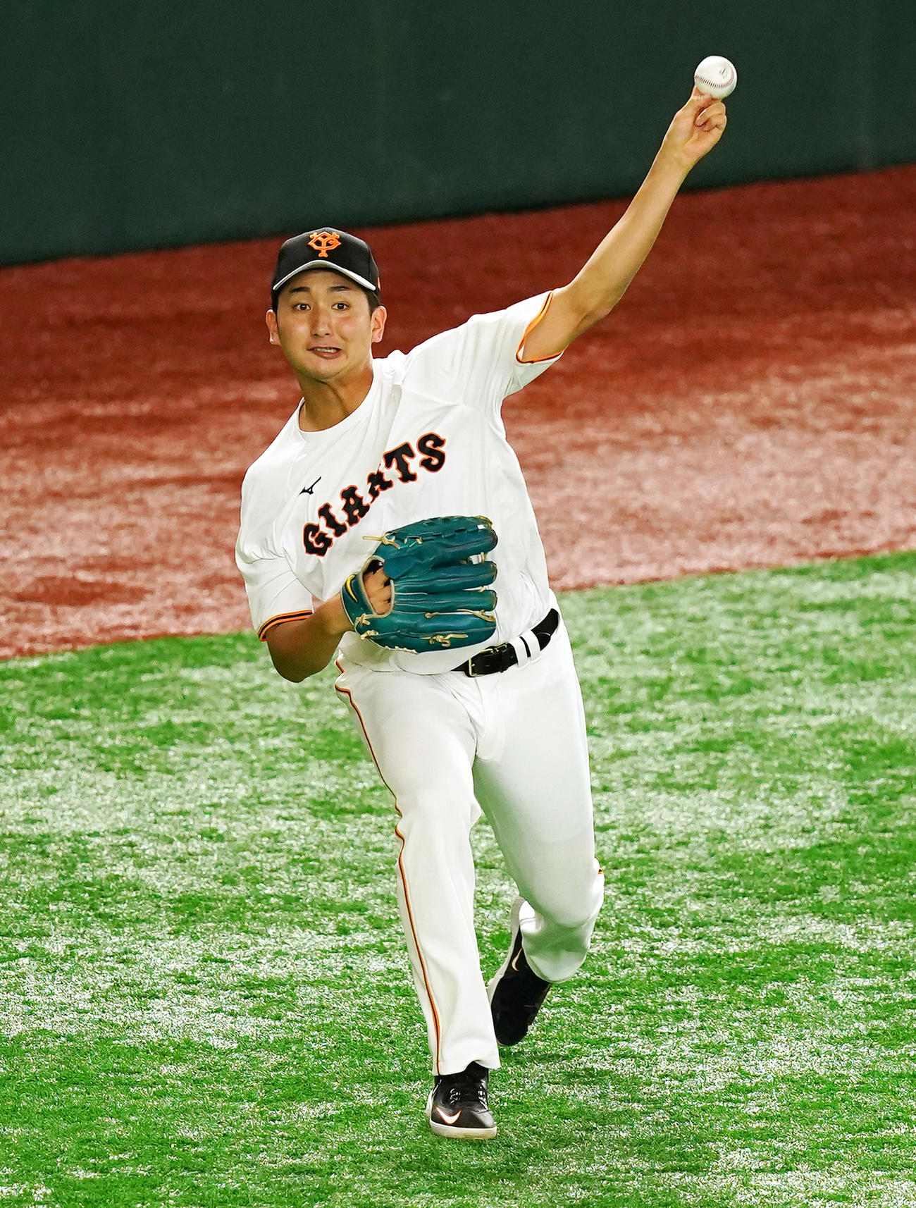 巨人対西武　試合前、キャッチボールで調整する巨人横川（撮影・菅敏）