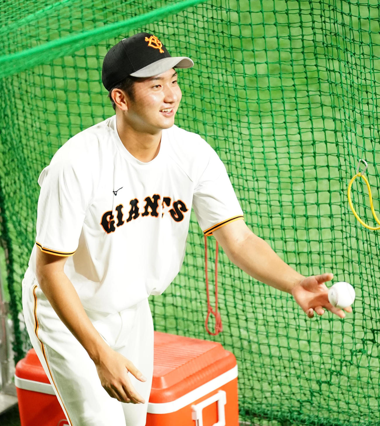 巨人対西武　試合前、リラックスした表情で練習をする巨人横川（撮影・菅敏）