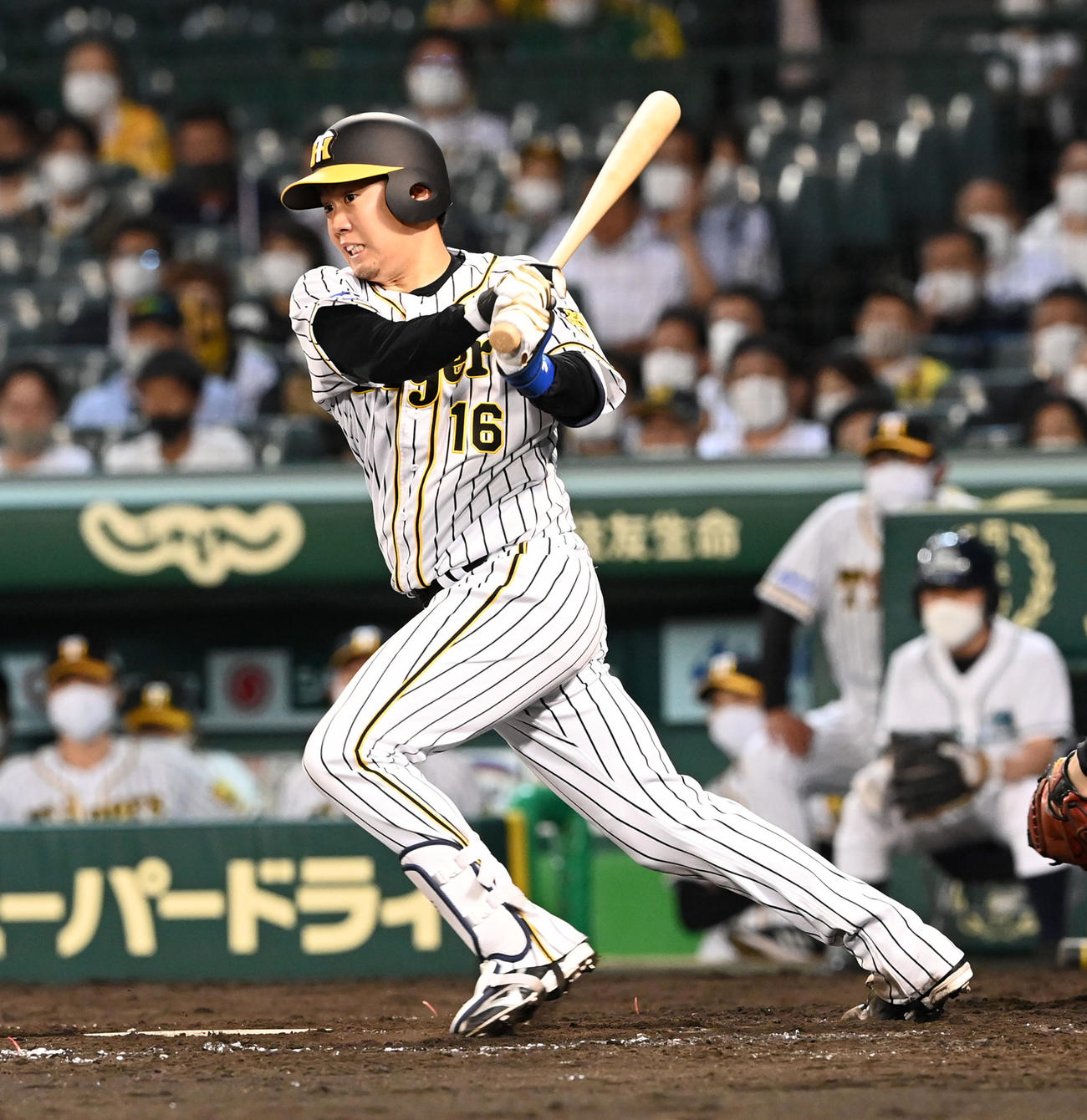 阪神対オリックス　5回裏阪神2死一、二塁、西勇は左適時二塁打を放つ（撮影・前岡正明）
