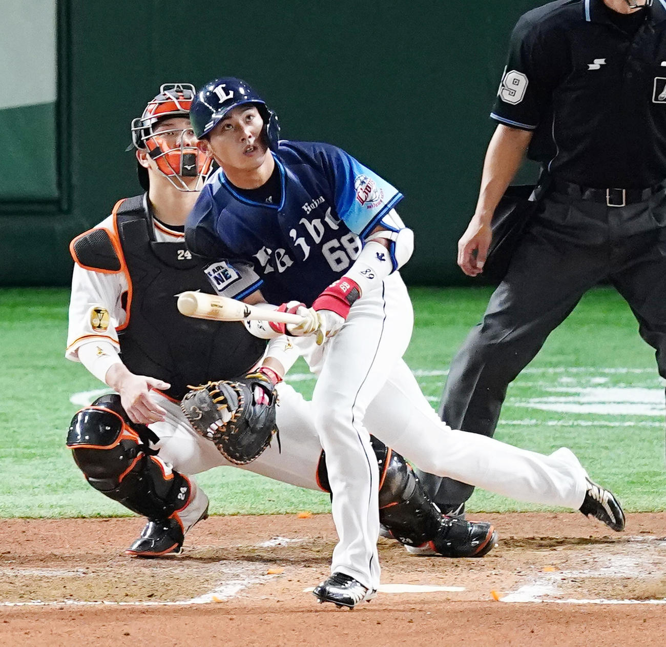 巨人対西武　7回表西武無死、左越えに本塁打を放つ岸（撮影・菅敏）