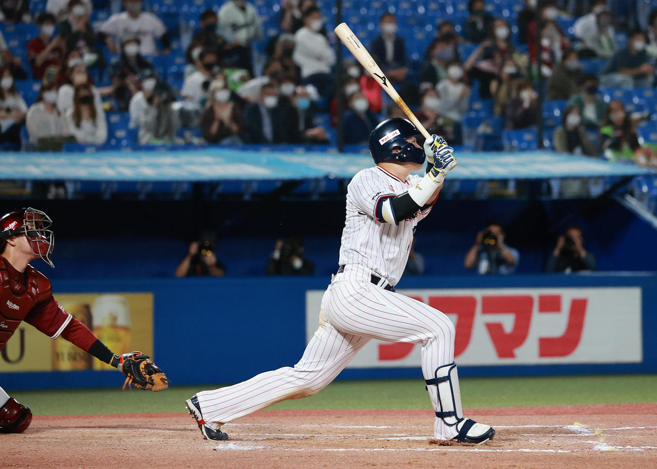 ヤクルト対楽天　7回裏ヤクルト2死二塁、右越え本塁打を放つ村上（撮影・野上伸悟）