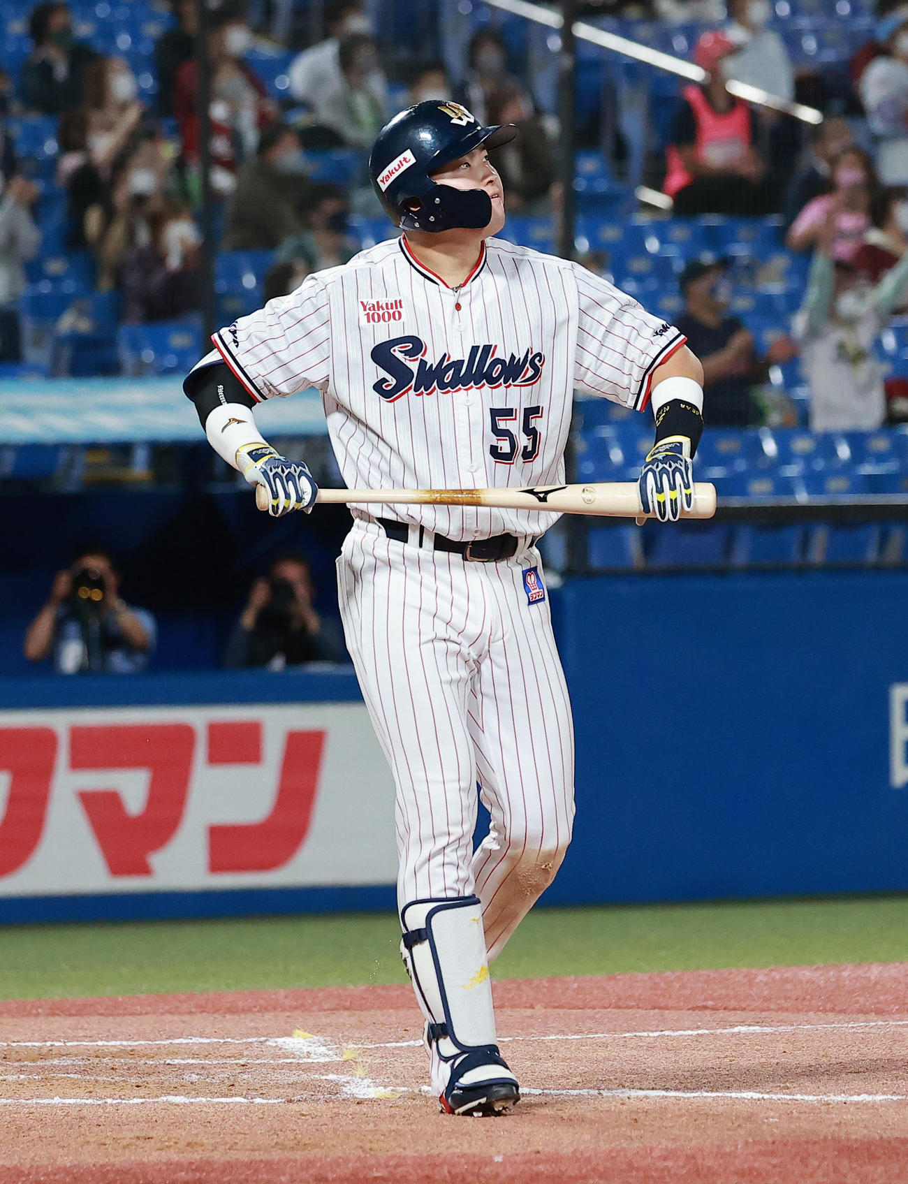 ヤクルト対楽天　7回裏ヤクルト2死二塁、右越え本塁打を放つ村上（撮影・野上伸悟）