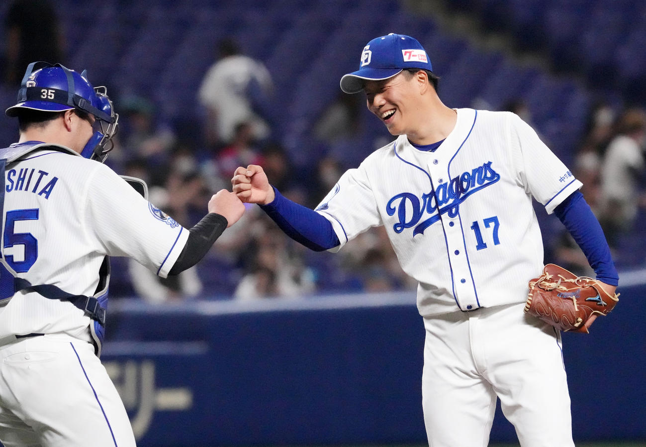 完封勝利し木下拓（左）と笑顔でタッチを交わす柳（撮影・森本幸一）
