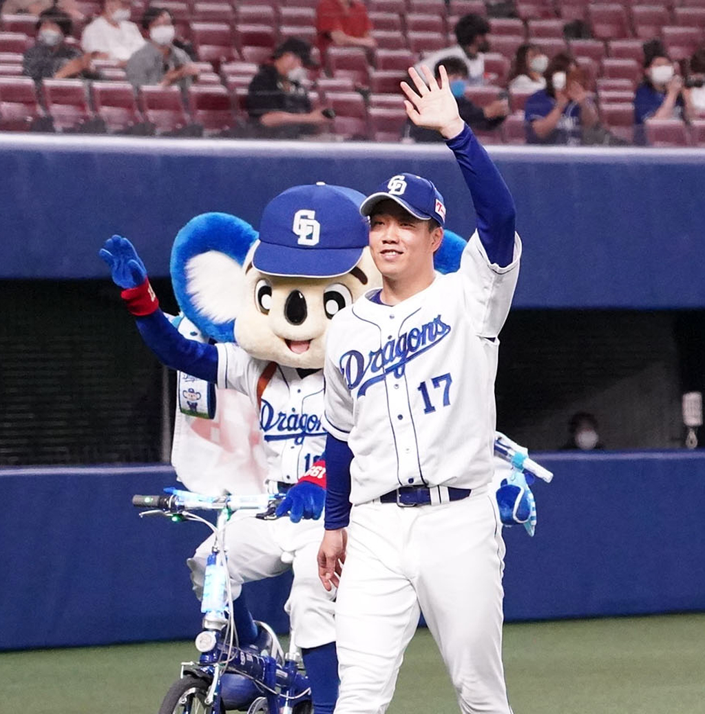 自転車に乗るドアラを従え笑顔でファンに手を振る中日柳（撮影・森本幸一）