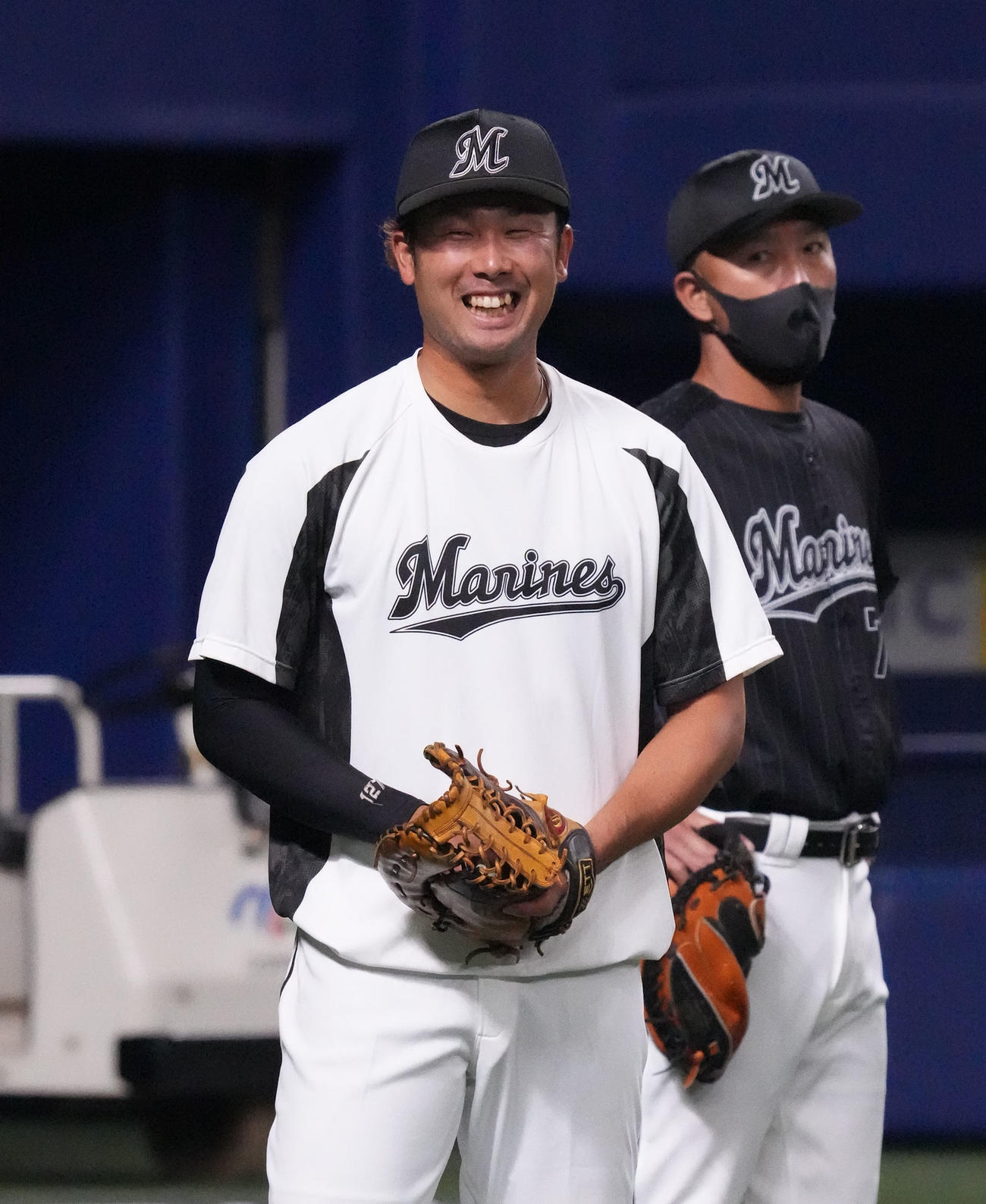 中日対ロッテ　試合前、明るい表情の高浜（撮影・森本幸一）