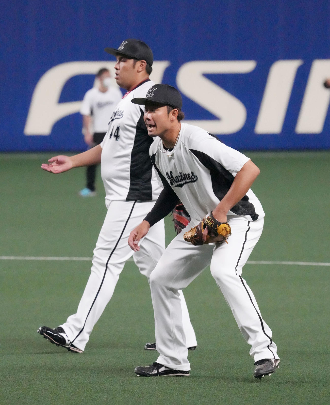 中日対ロッテ　試合前、ノックを受ける高浜（手前）奥は井上（撮影・森本幸一）