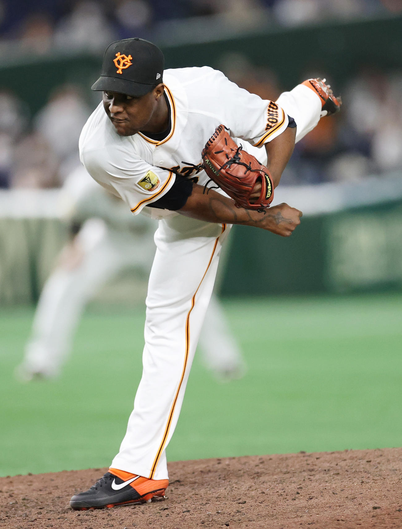 巨人対西武　9回表から登板するデラロサ（撮影・狩俣裕三）