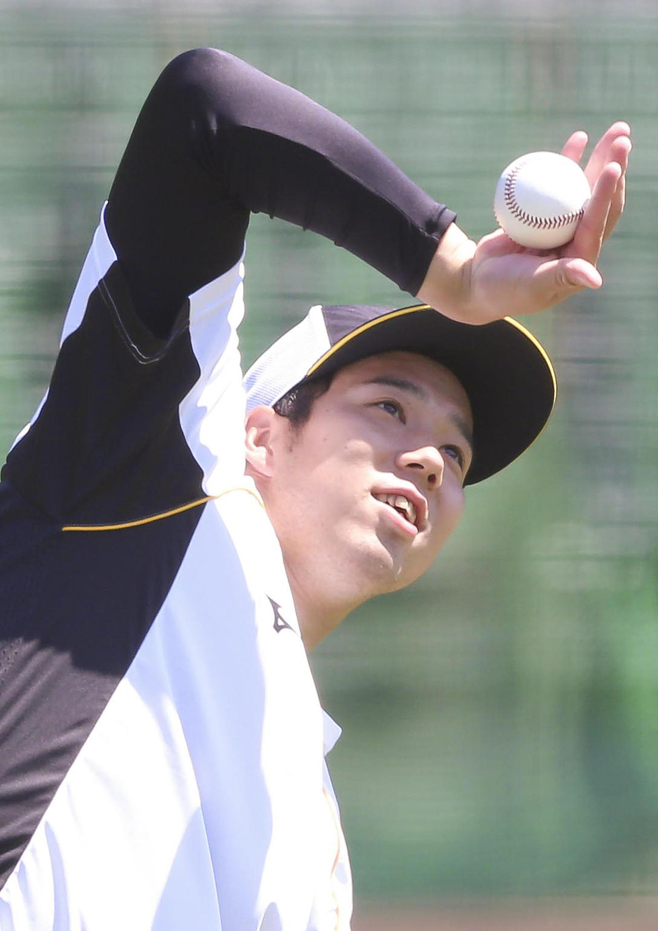 球遊びする阪神青柳晃洋（2021年5月31日撮影）