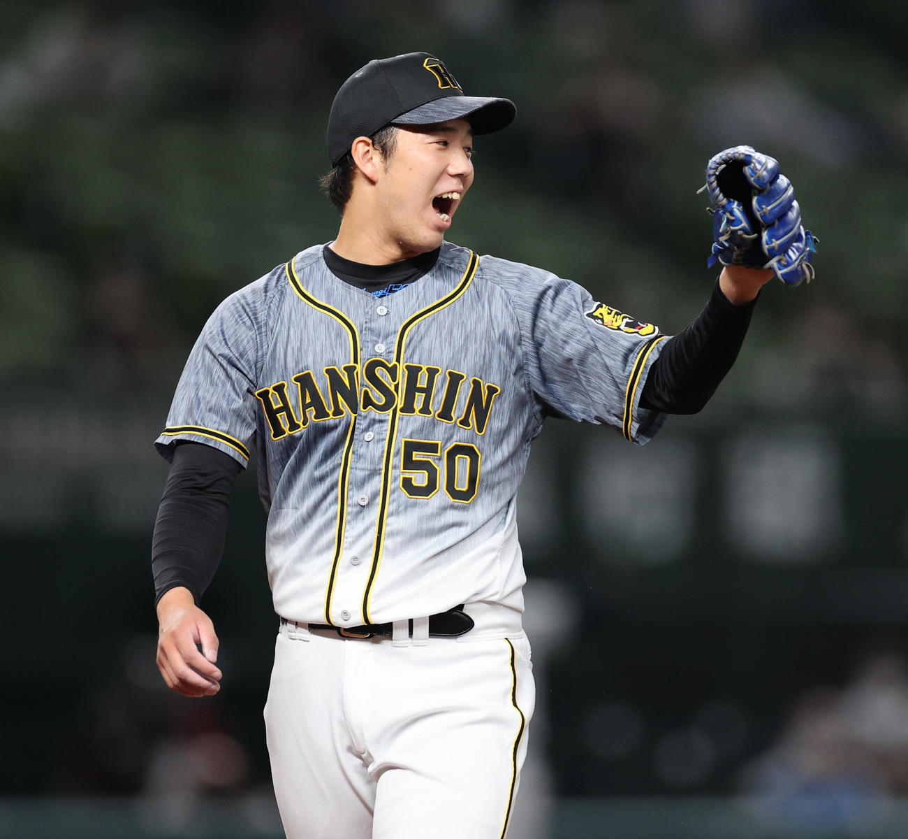 笑顔をみせる阪神青柳晃洋（2021年5月28日撮影）