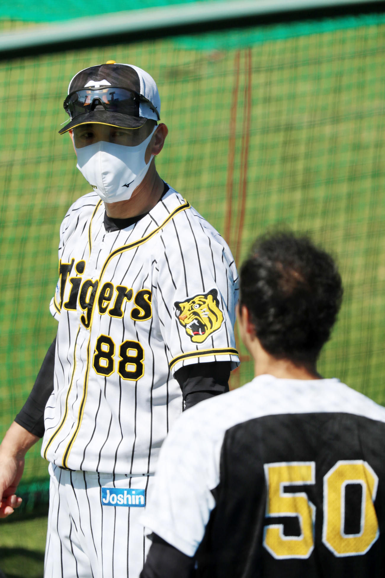阪神対オリックス　青柳晃洋（手前）と話す矢野燿大監督（撮影・加藤哉）