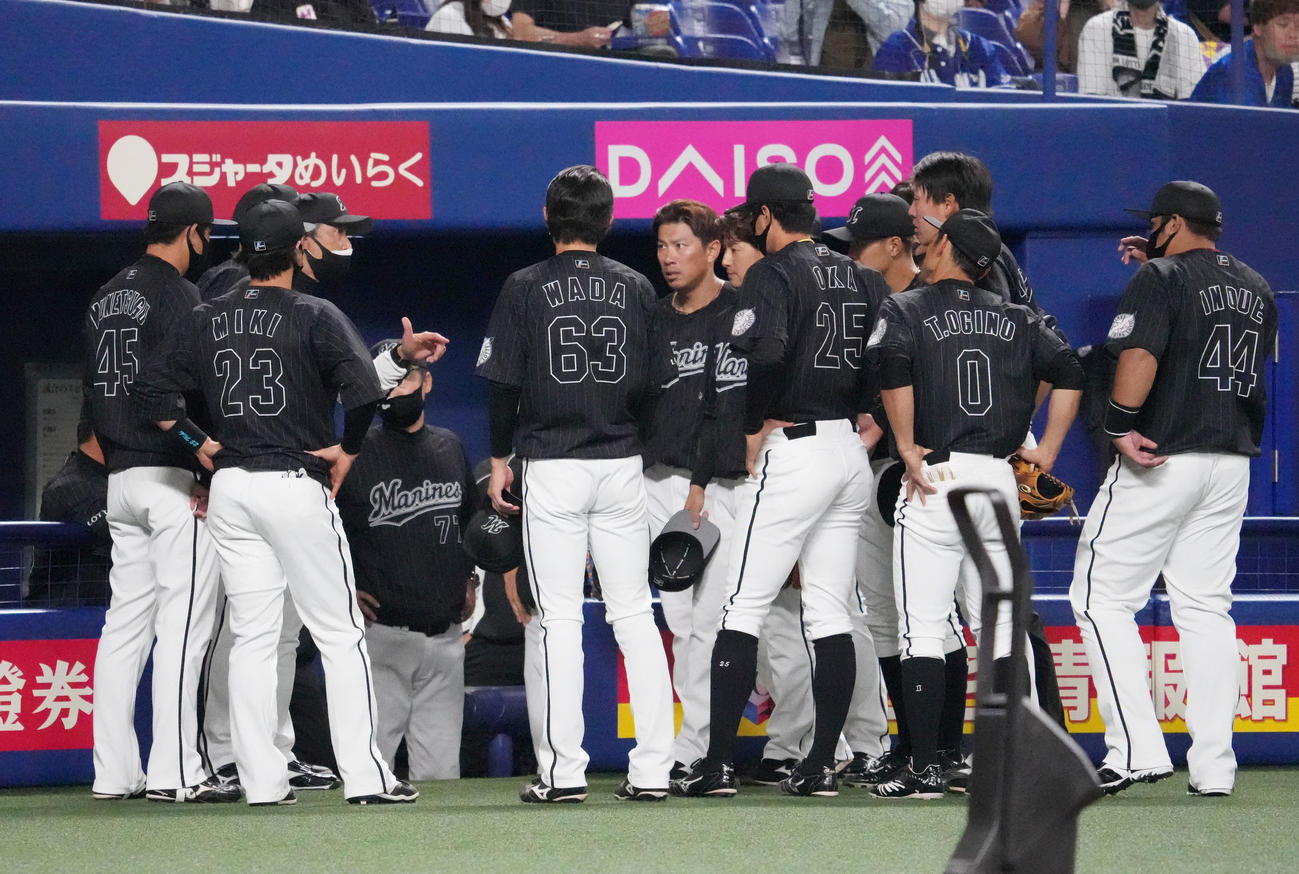 中日対ロッテ　6回表ロッテ攻撃開始前、ベンチ前で円陣を組むロッテナイン（撮影・森本幸一）