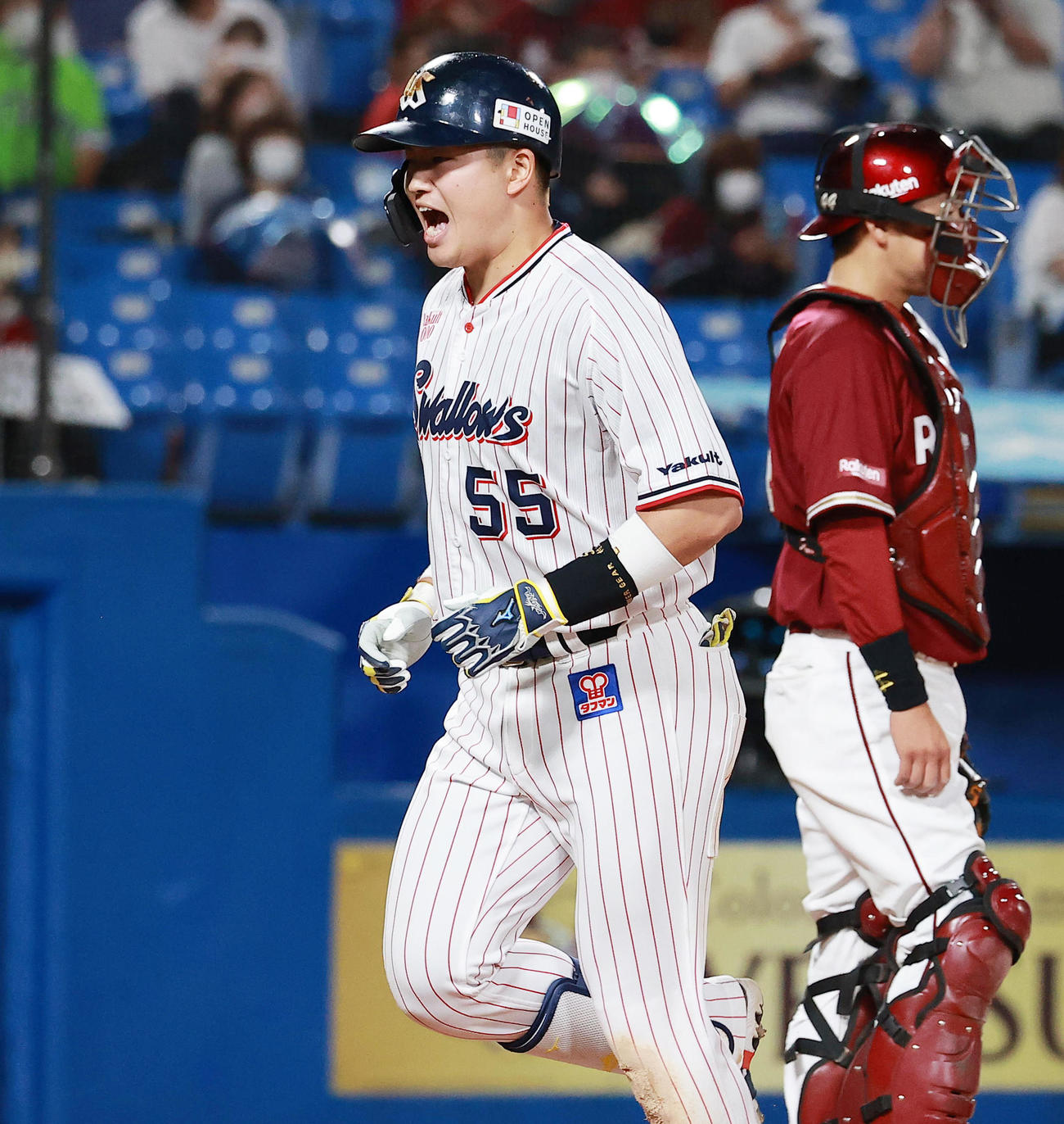 ヤクルト対楽天　7回裏ヤクルト2死二塁、右越え本塁打を放ちほえながらベンチに向かう村上（撮影・野上伸悟）