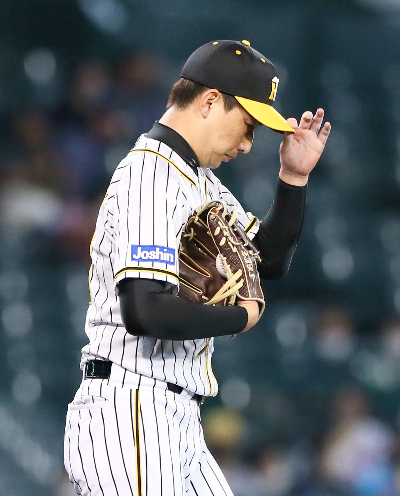 阪神対オリックス　8回表オリックス2死一、二塁、阪神岩崎は安達に中前適時打を浴びる（撮影・上山淳一）