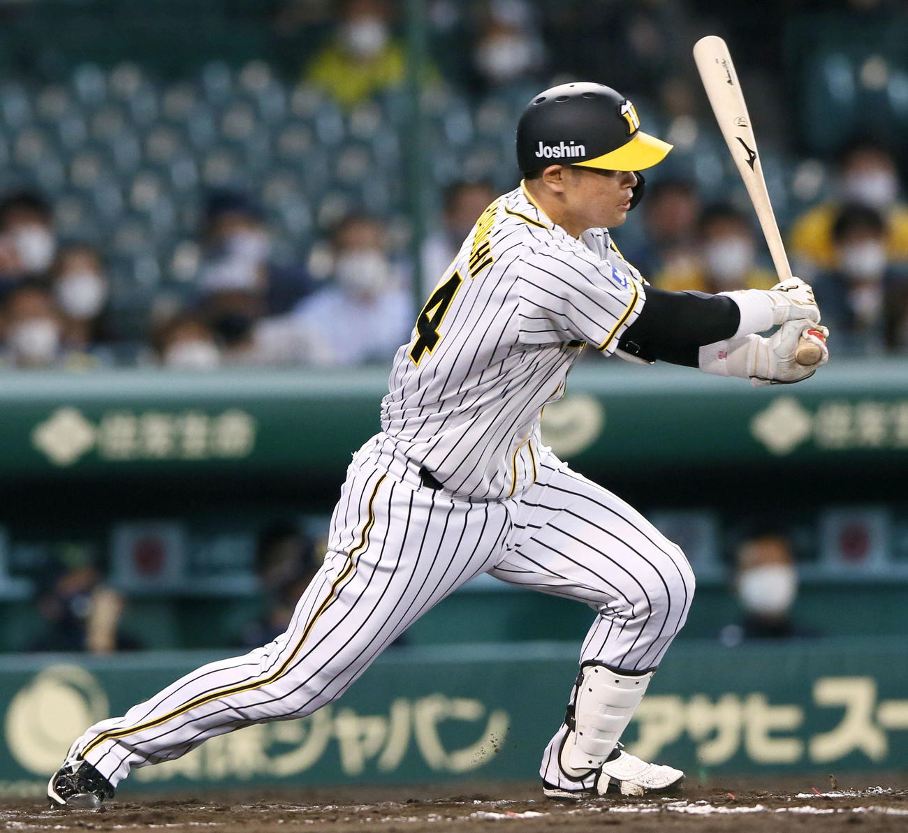 阪神対オリックス　7回裏阪神2死二塁、代打原口は左前打を放つ（撮影・上山淳一）