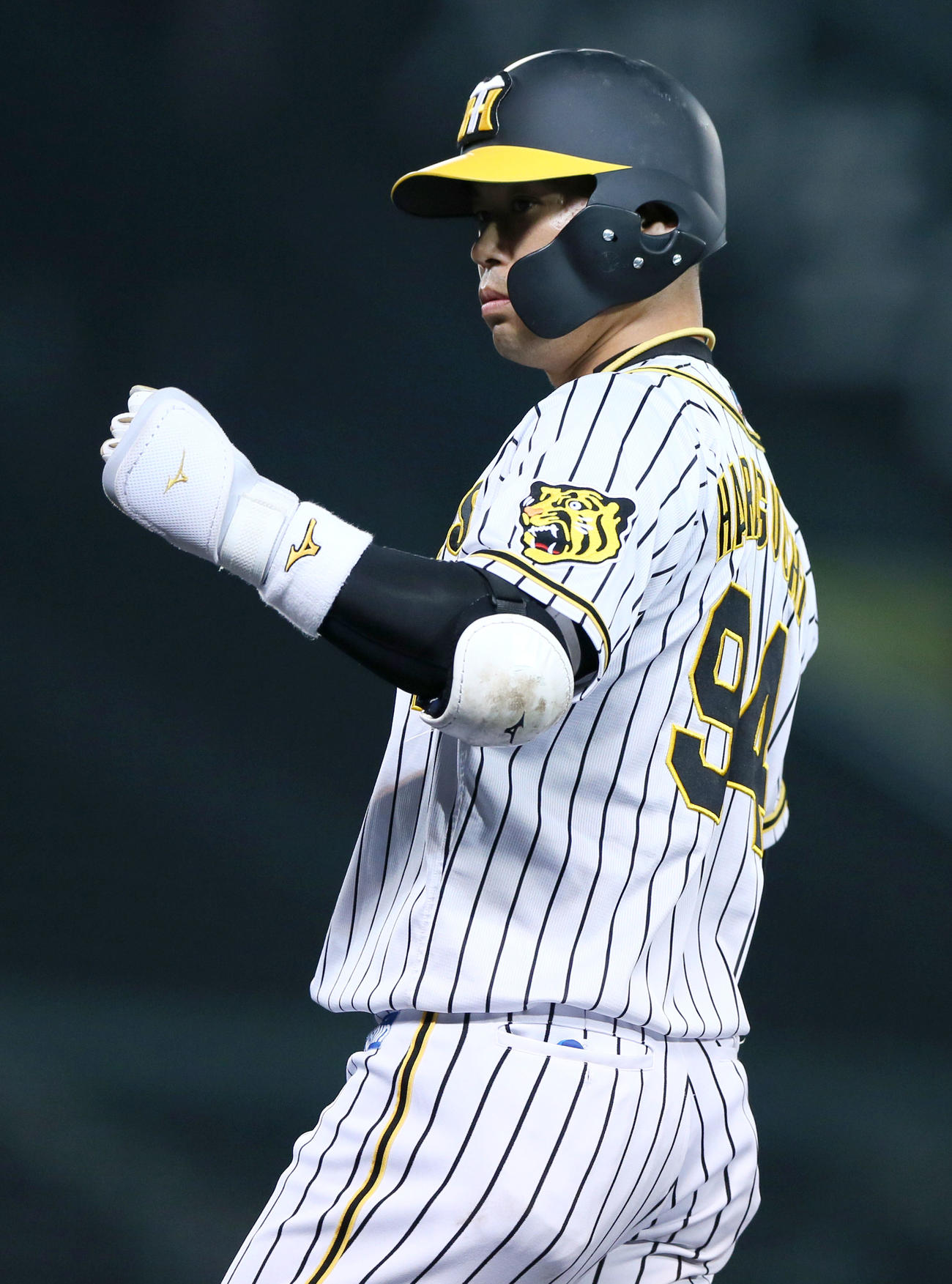 阪神対オリックス　7回裏阪神2死二塁、代打原口は左前打を放ちガッツポーズ（撮影・上山淳一）