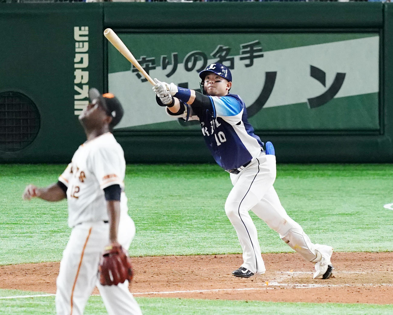 巨人対西武　9回表西武2死、右へ同点の本塁打を放つ森。投手デラロサ（撮影・菅敏）