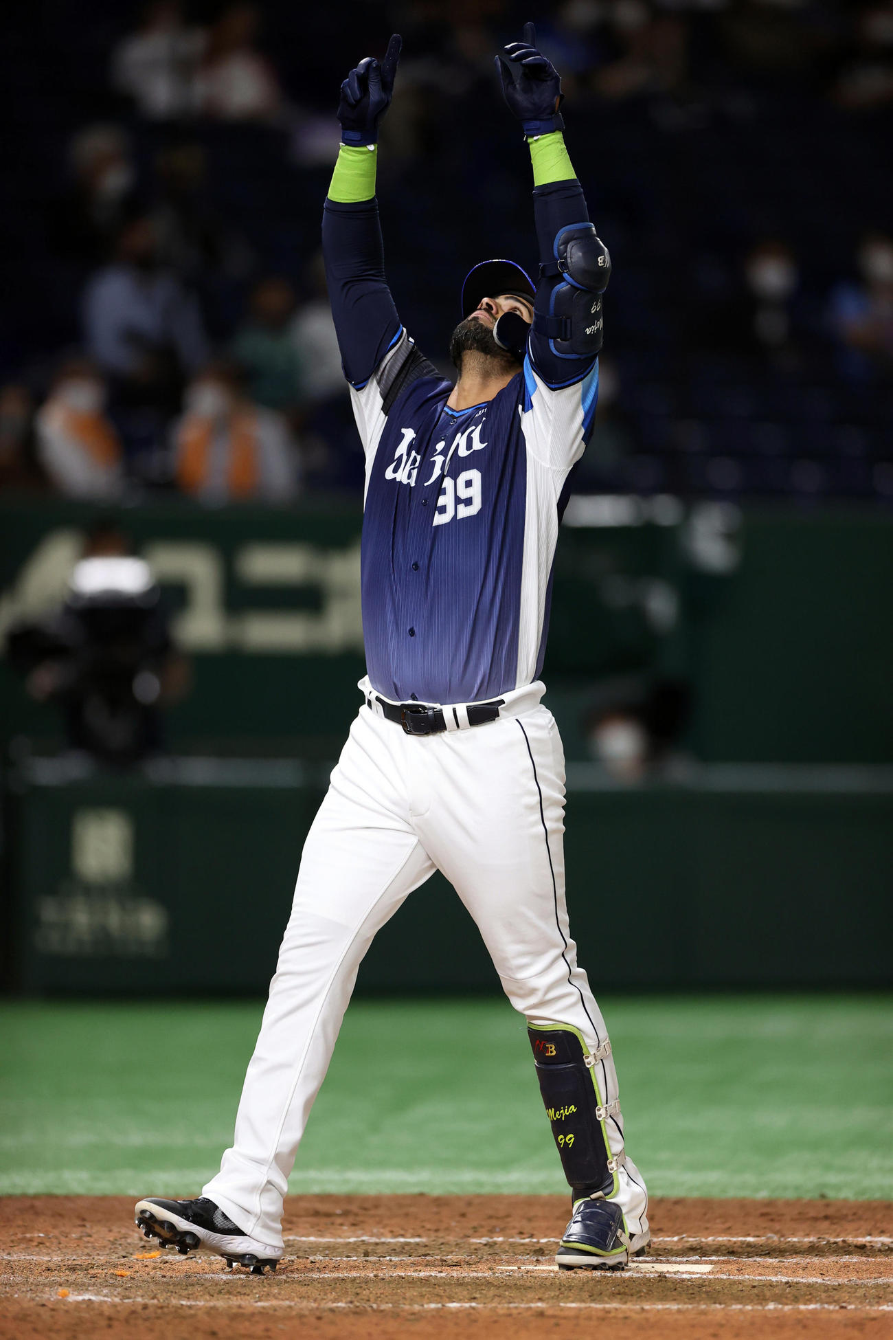 巨人対西武　9回表西武無死一塁、2点本塁打を放ち、ポーズを決めるメヒア（撮影・狩俣裕三）