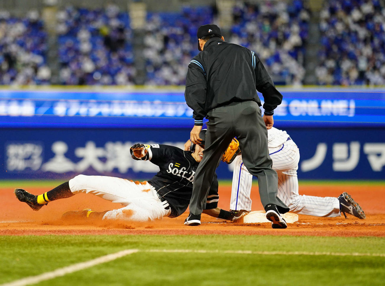 DeNA対ソフトバンク　9回表ソフトバンク2死一塁、けん制悪送球で三塁へ進塁を狙うもタッチアウトとなった走者周東（撮影・江口和貴）